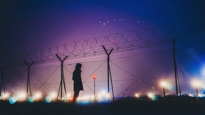 fence bokeh barbed wire night illuminated sky silhouette 2k