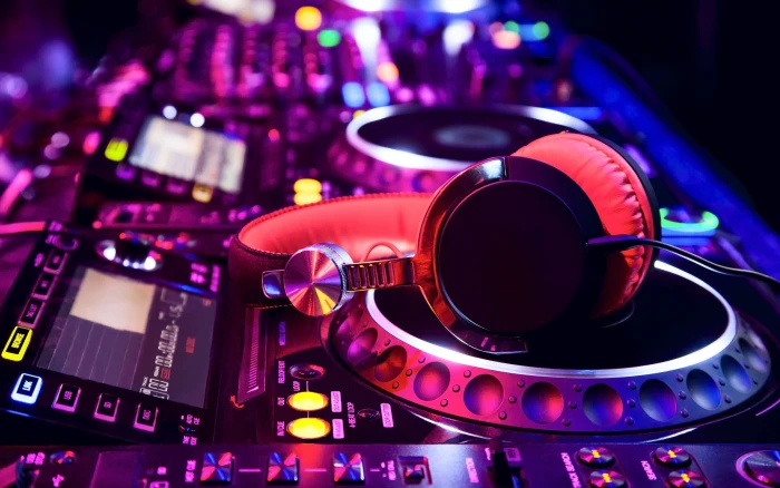 Musical instrument mixer black and grey dj controller headphones 2k