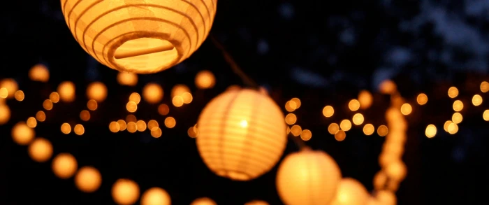 orange hanging lamps lantern bokeh night lights illuminated 2k