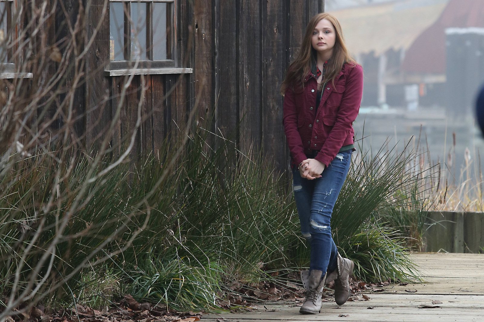 chloe grace moretz red violet jacket actress hollywood 2k