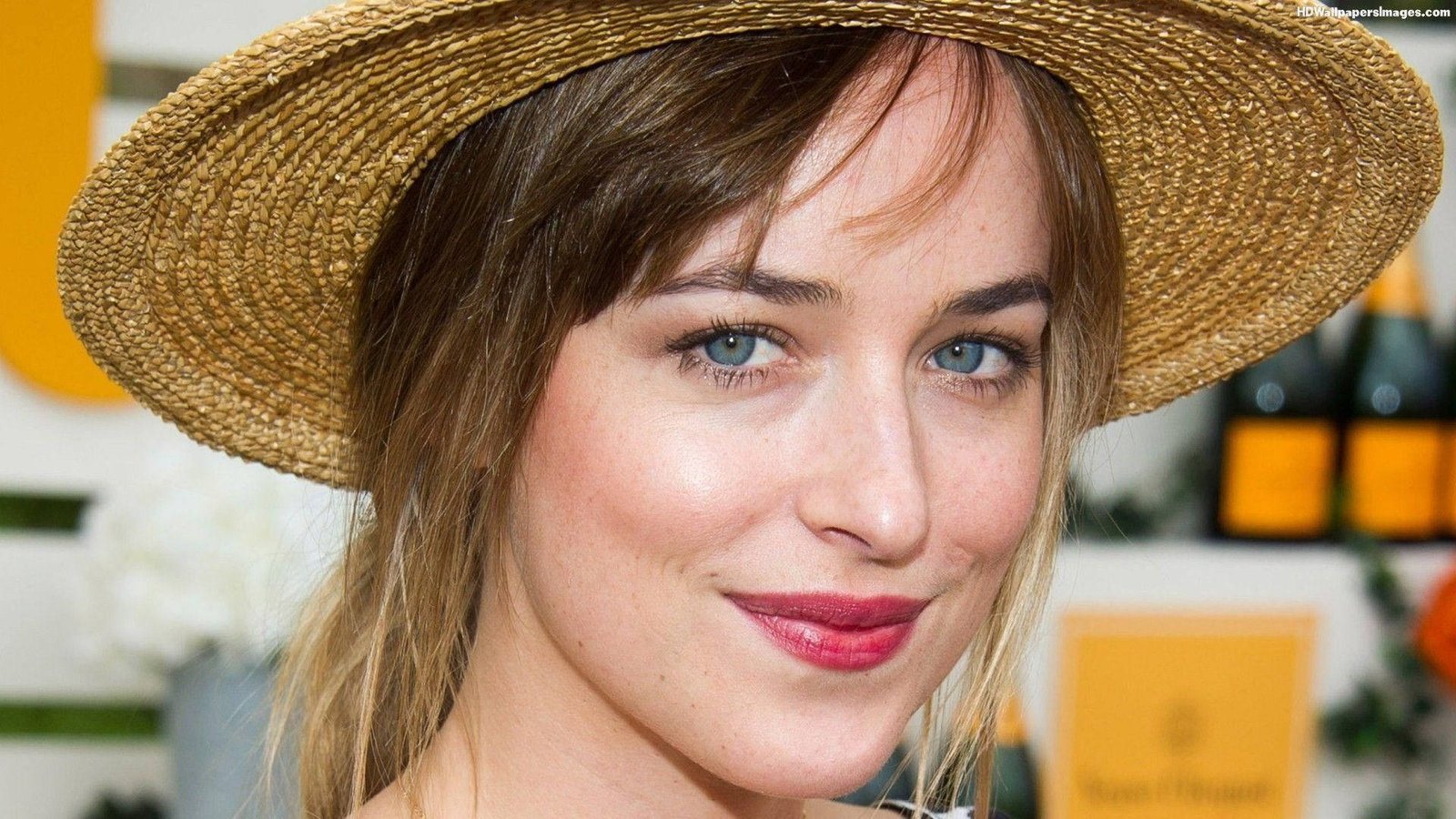 dakota johnson in beach hat actress hollywood