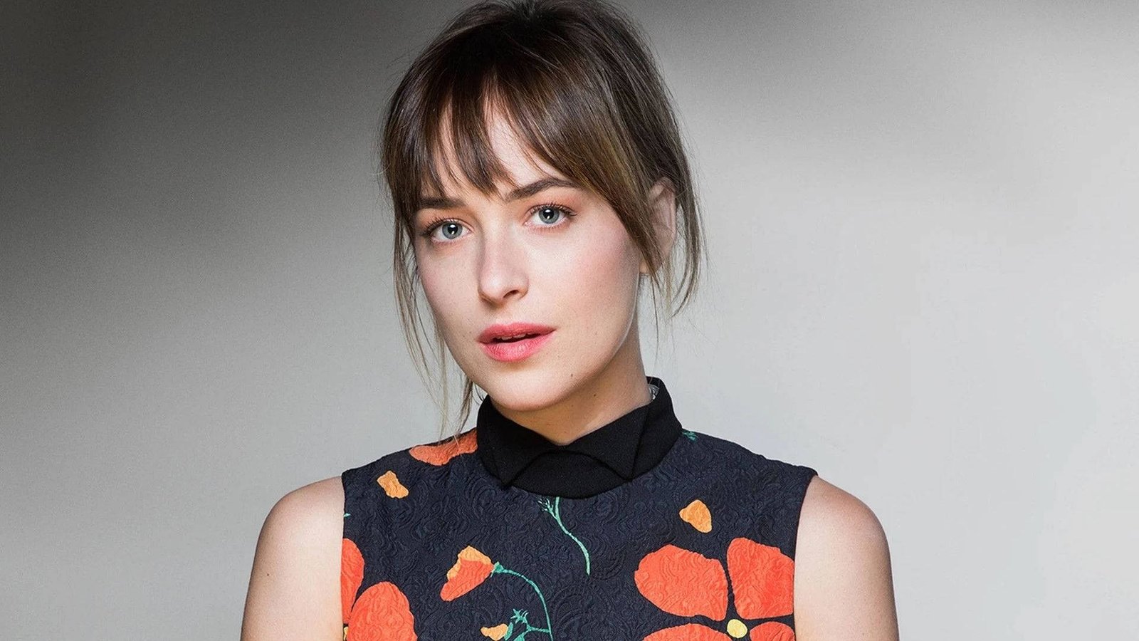dakota johnson in simple look actress hollywood