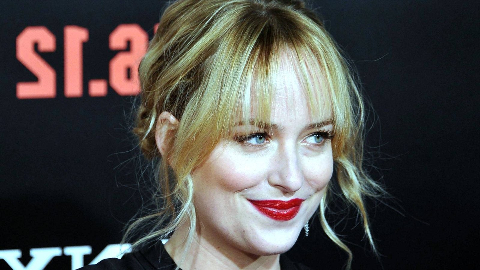 dakota johnson smiling sweetly actress hollywood