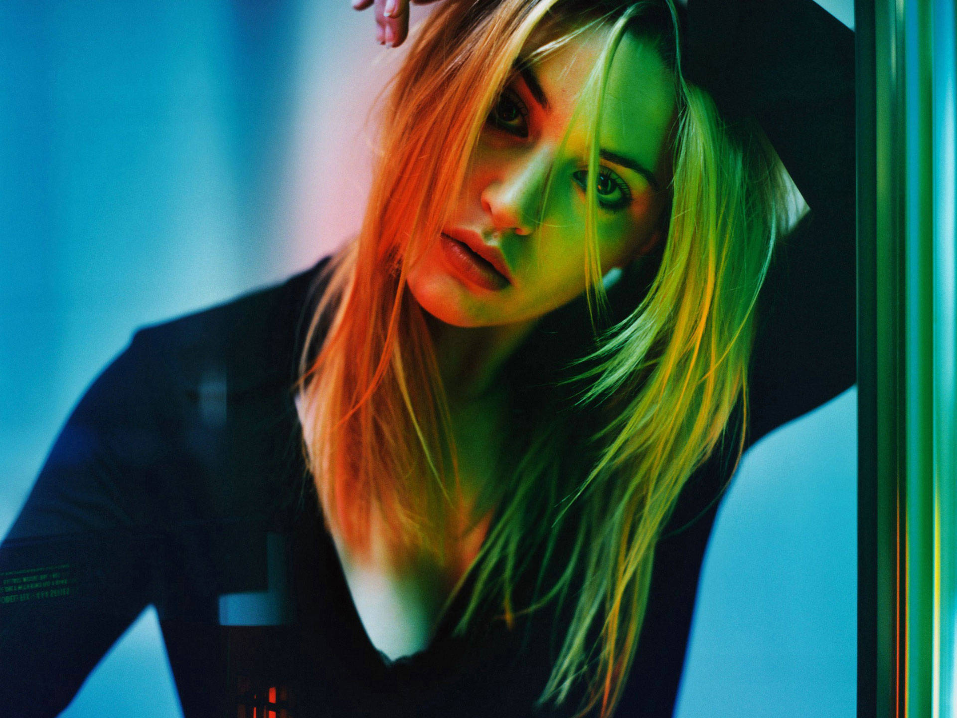 kate winslet leaning on pole actress hollywood