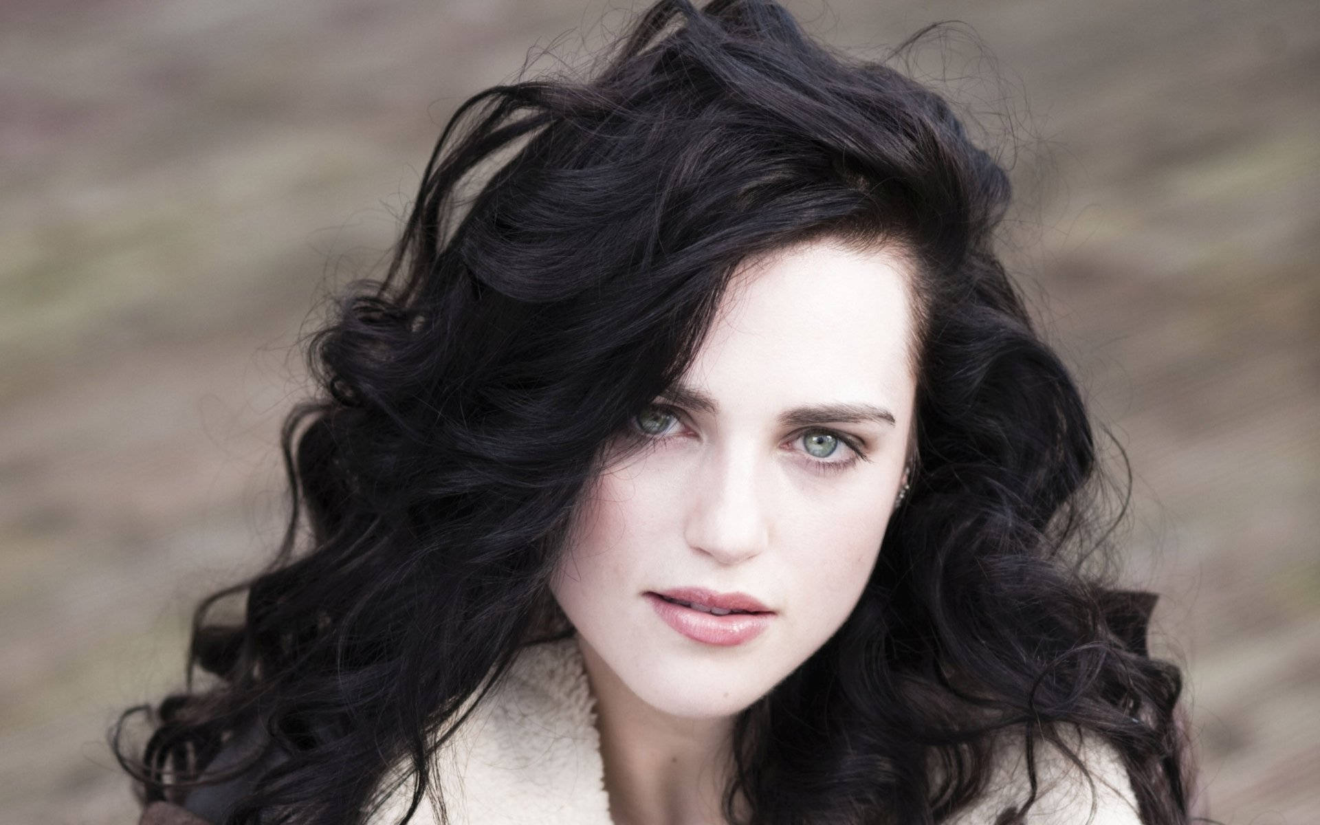 katie mcgrath simple look actress hollywood