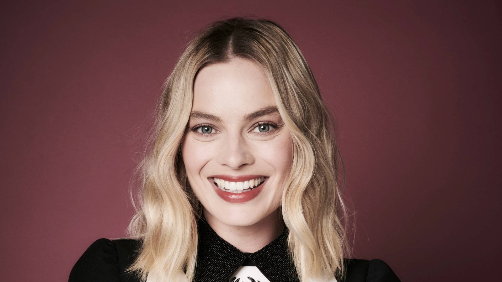 smiling margot robbie portrait actress hollywood 2k