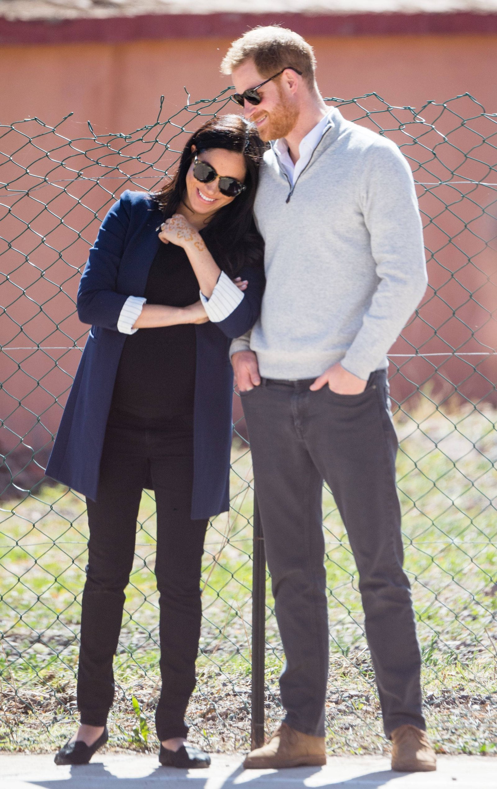 meghan markle leaning on prince harry actress hollywood