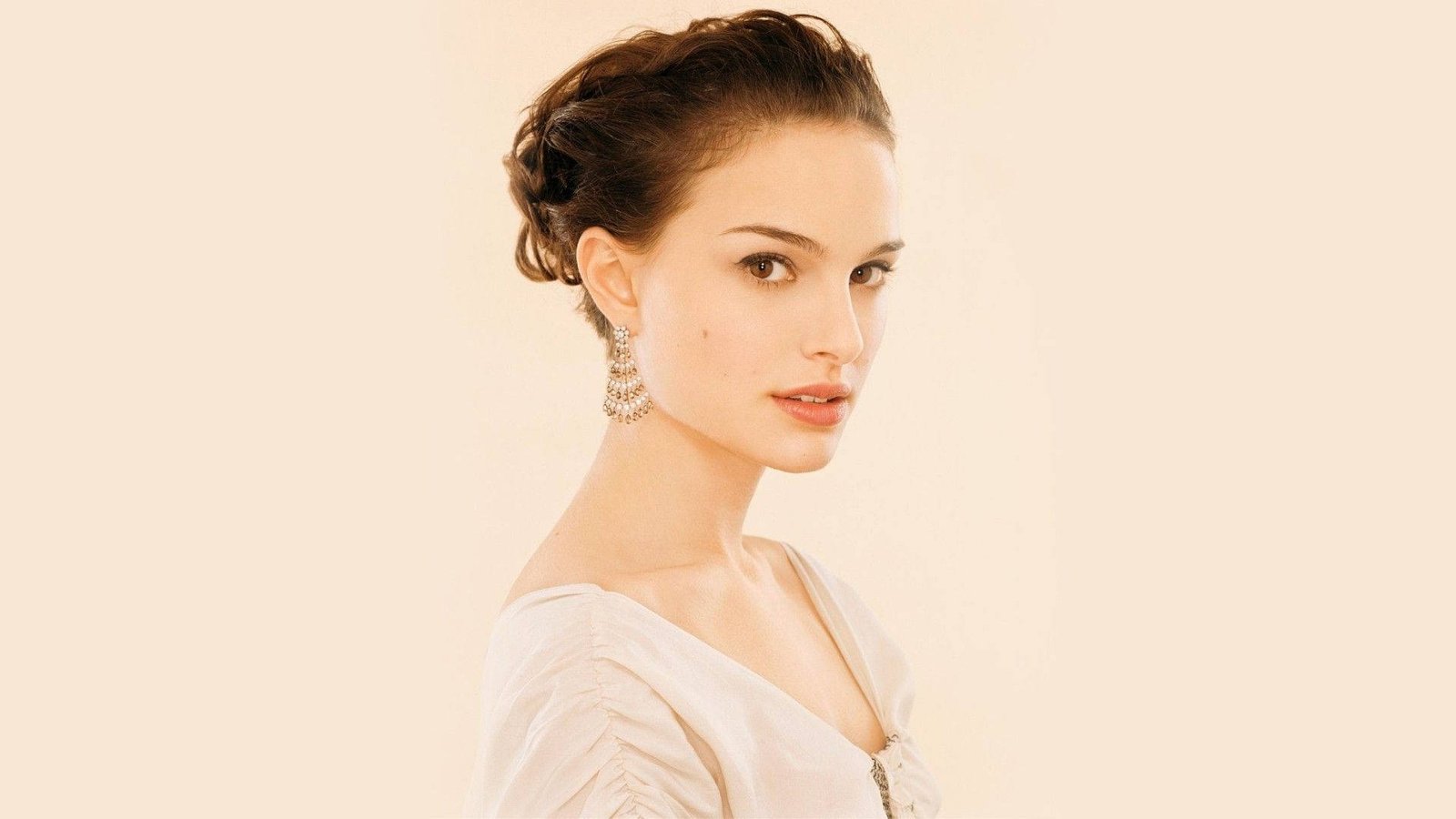 natalie portman in a pink background actress hollywood