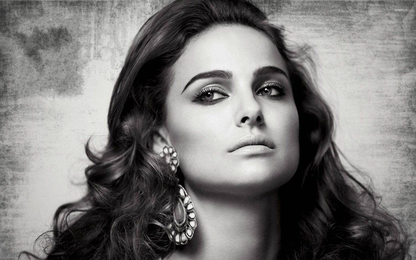 natalie portman in black and white actress hollywood
