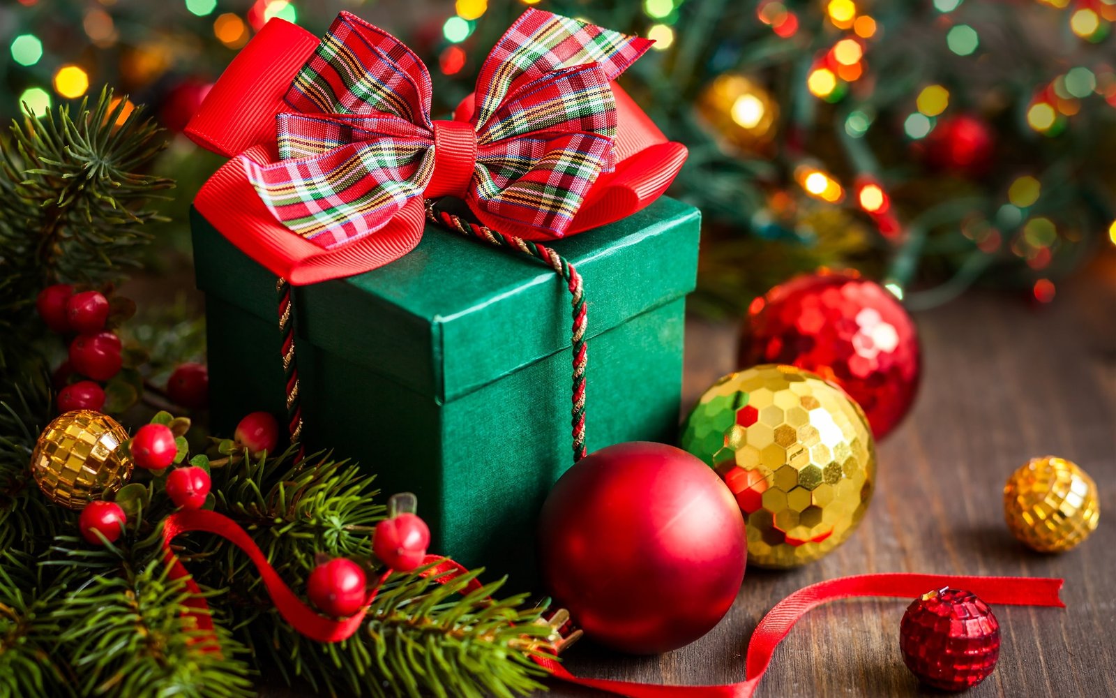 Happy New Year Merry Christmas decoration box gift balls green and 6 pcs of christmas baubles 2k