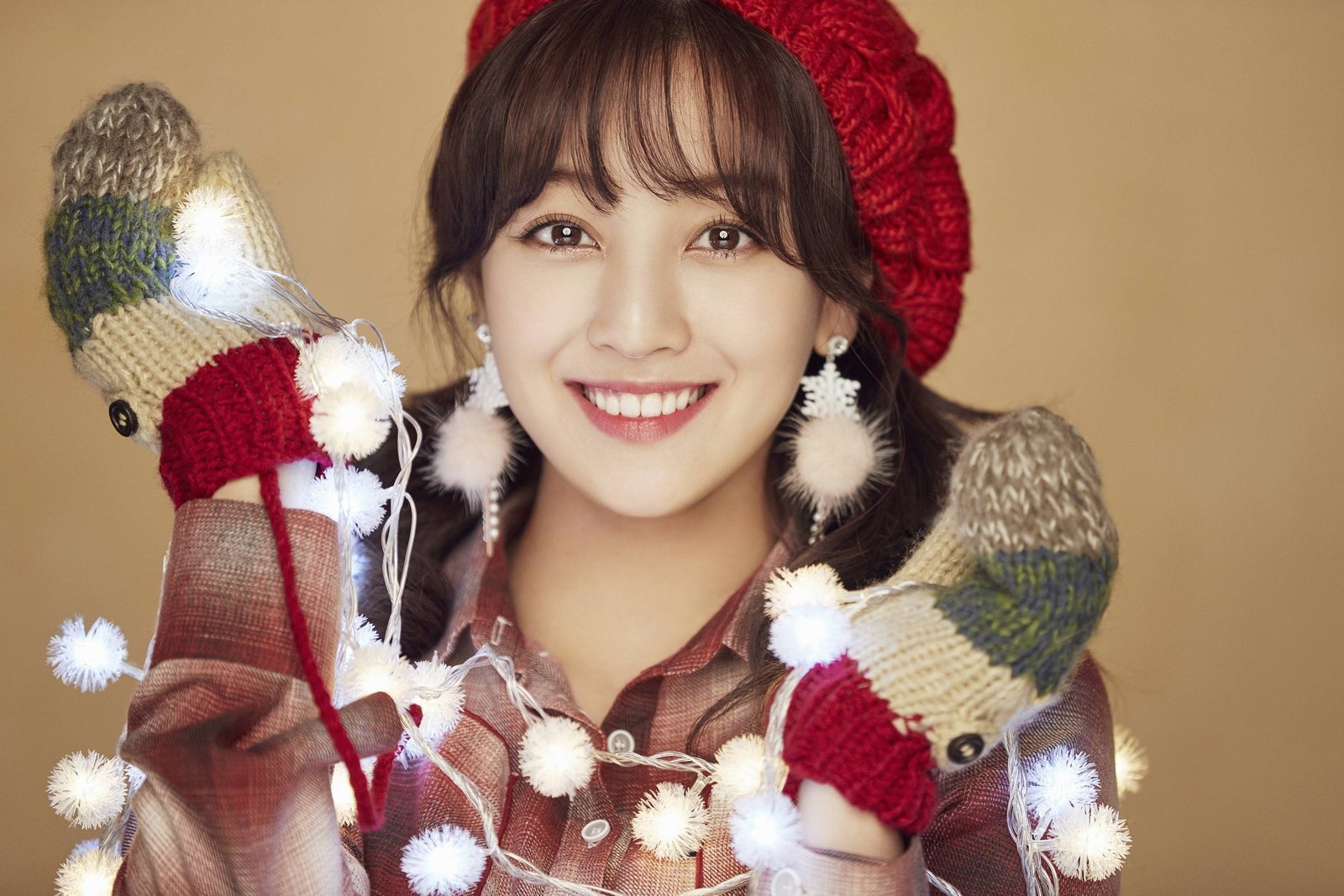K pop Twice women Asian singer Christmas warm colors 2k