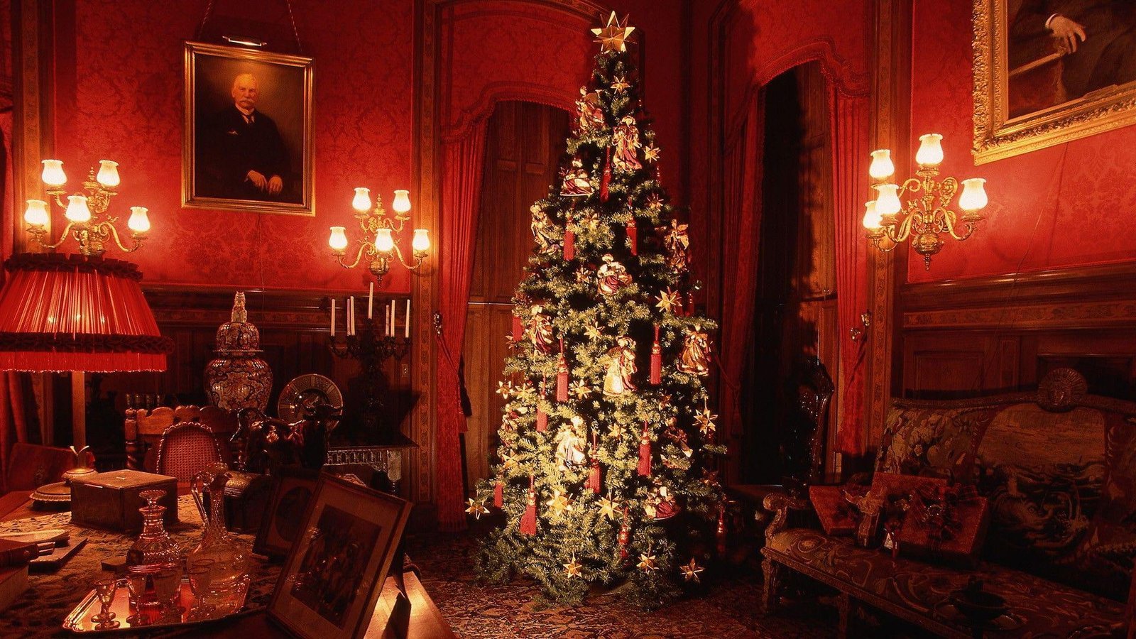 Christmas interior design green white and red christmas tree