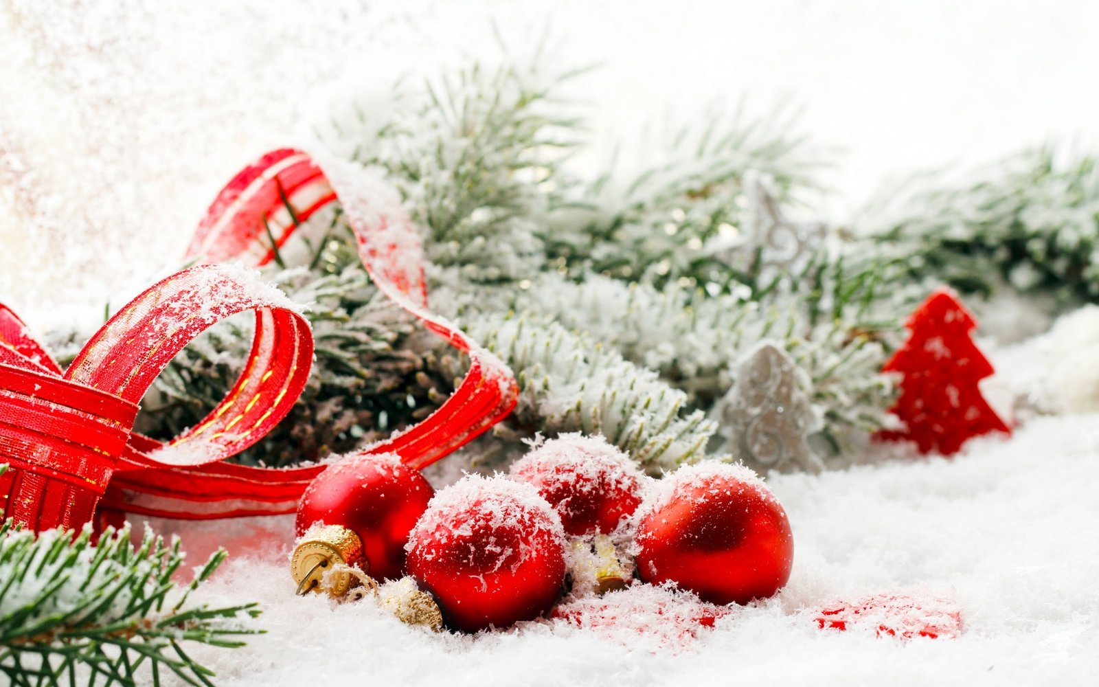 four red baulbes Christmas New Year snow ribbon ornaments 2k