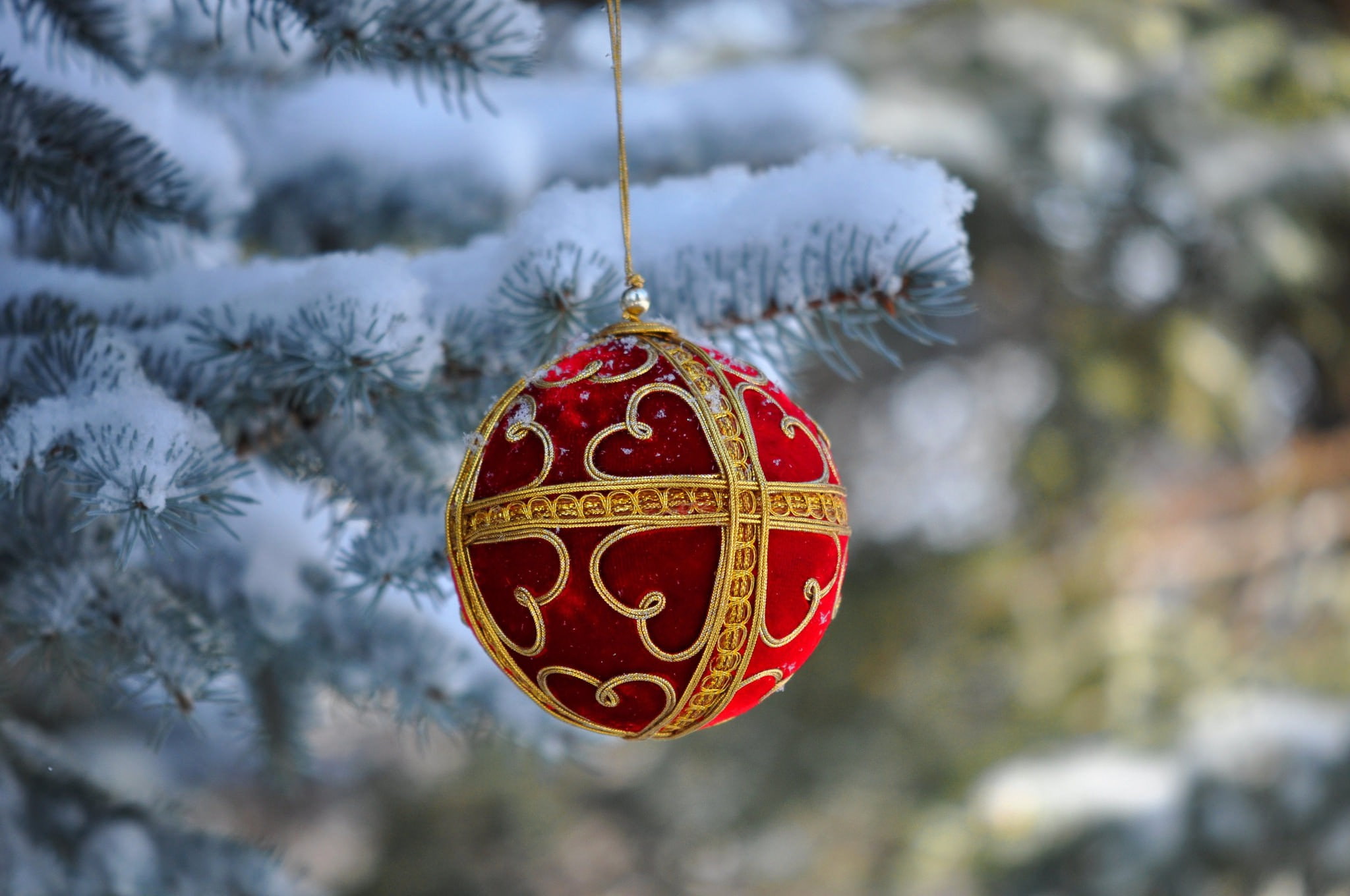 Christmas New Year red gold bauble ball snow decoration 2k