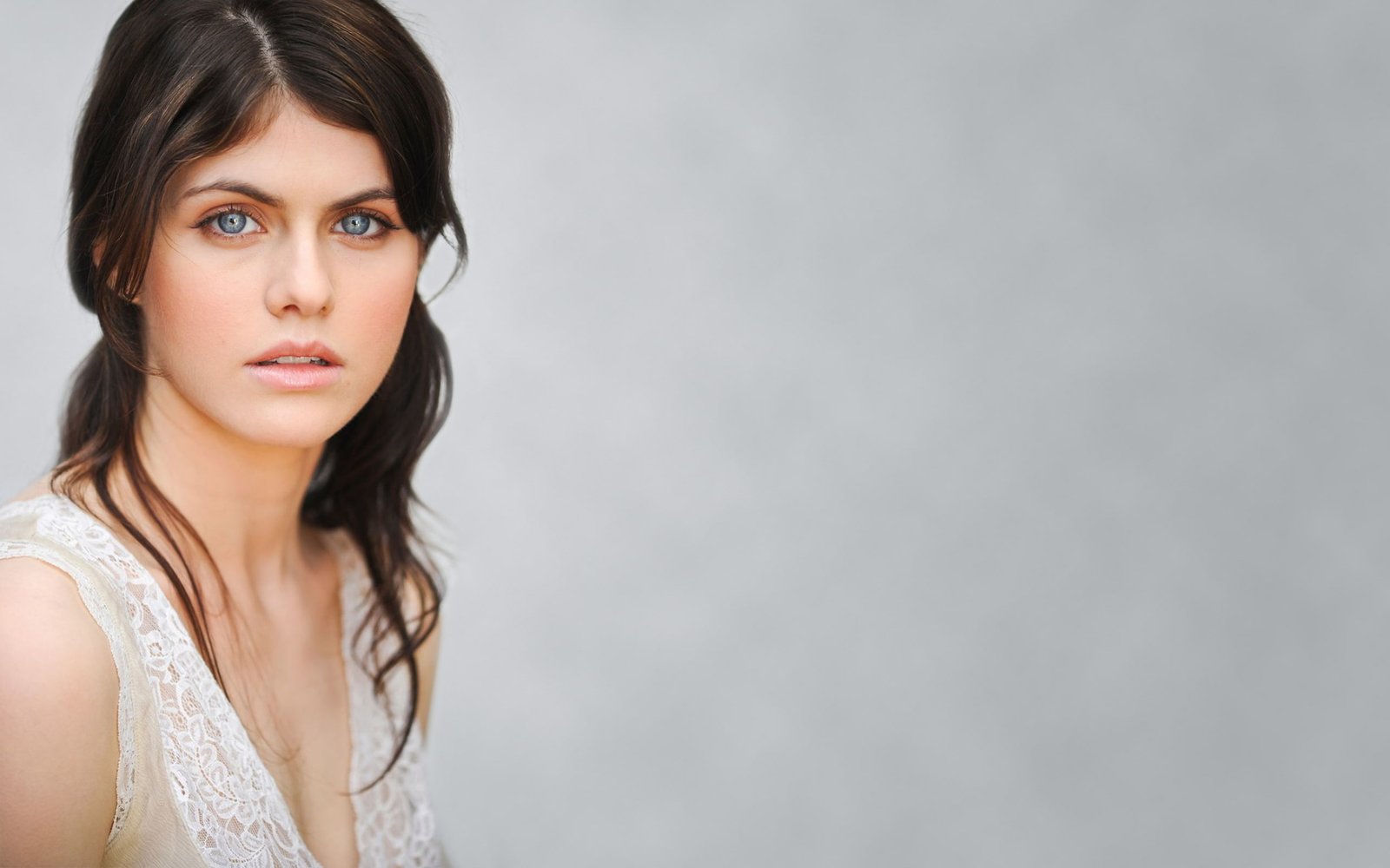 actress Alexandra Daddario brunette celebrity portrait 2k