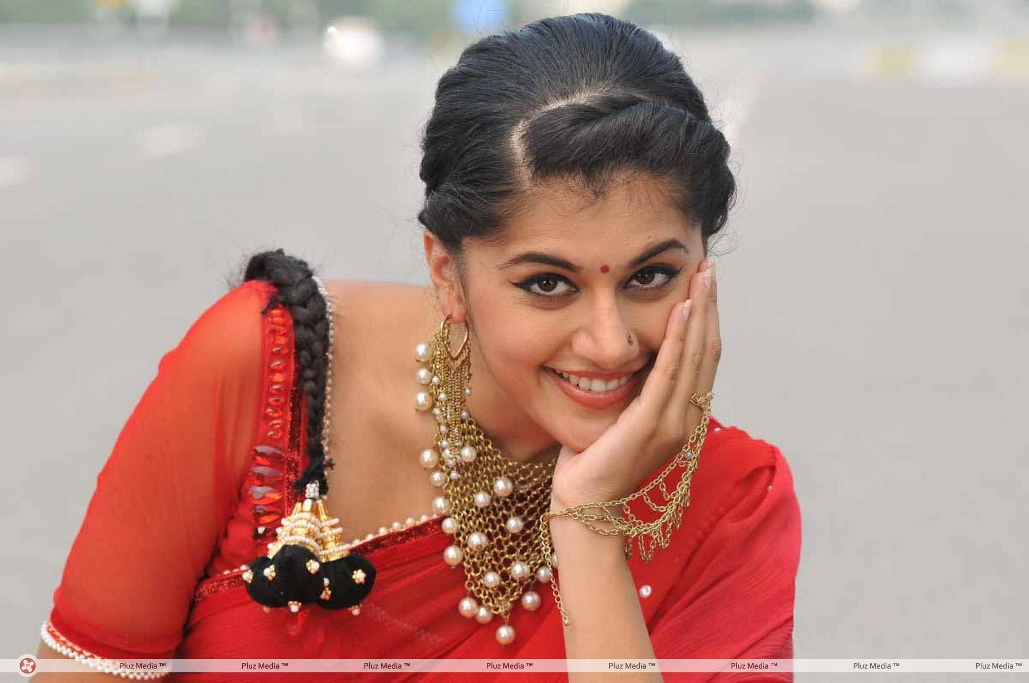 actress babe bollywood model tapsee 2k