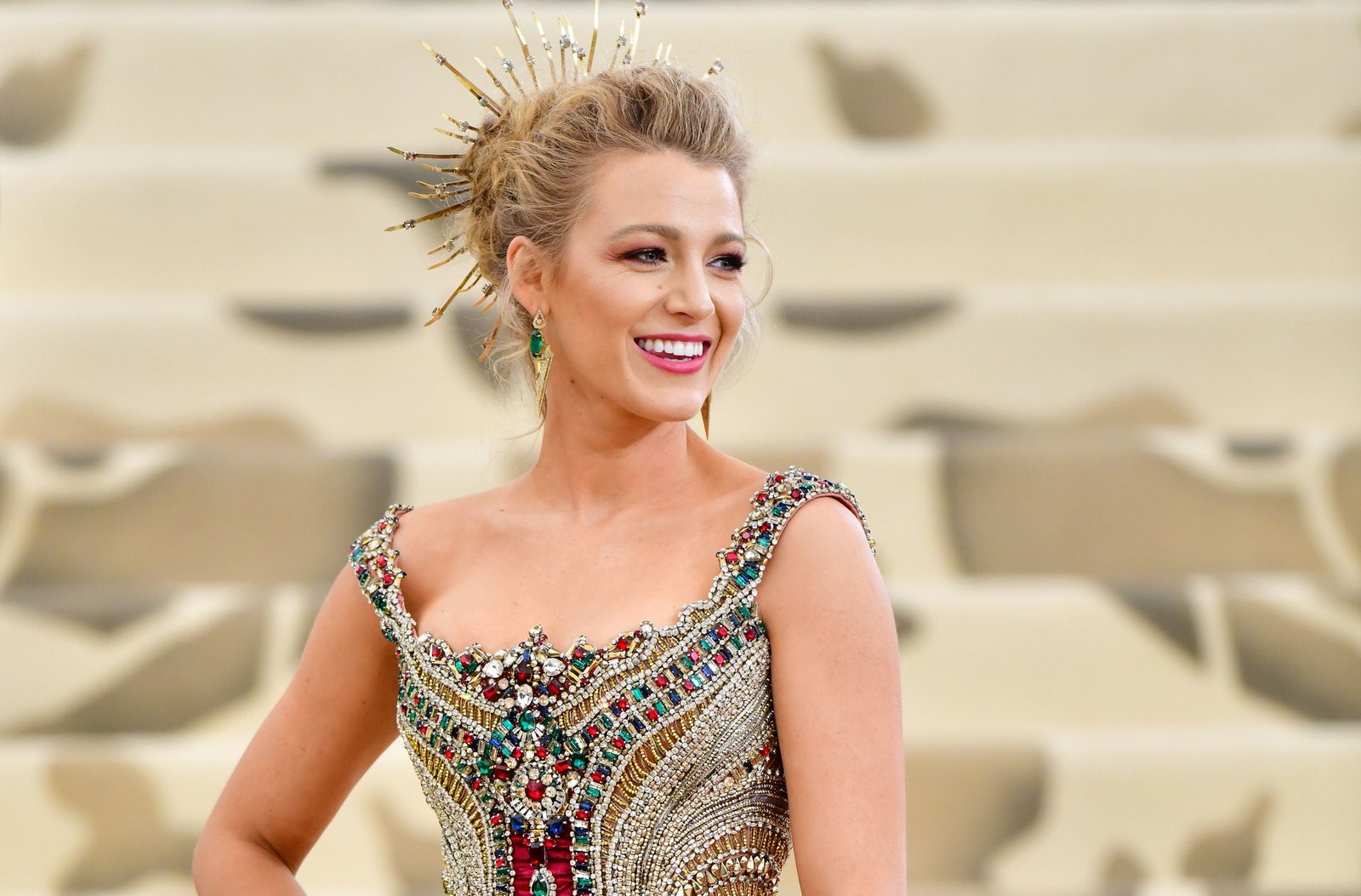 Actresses Blake Lively Blonde Earrings 2k 4k