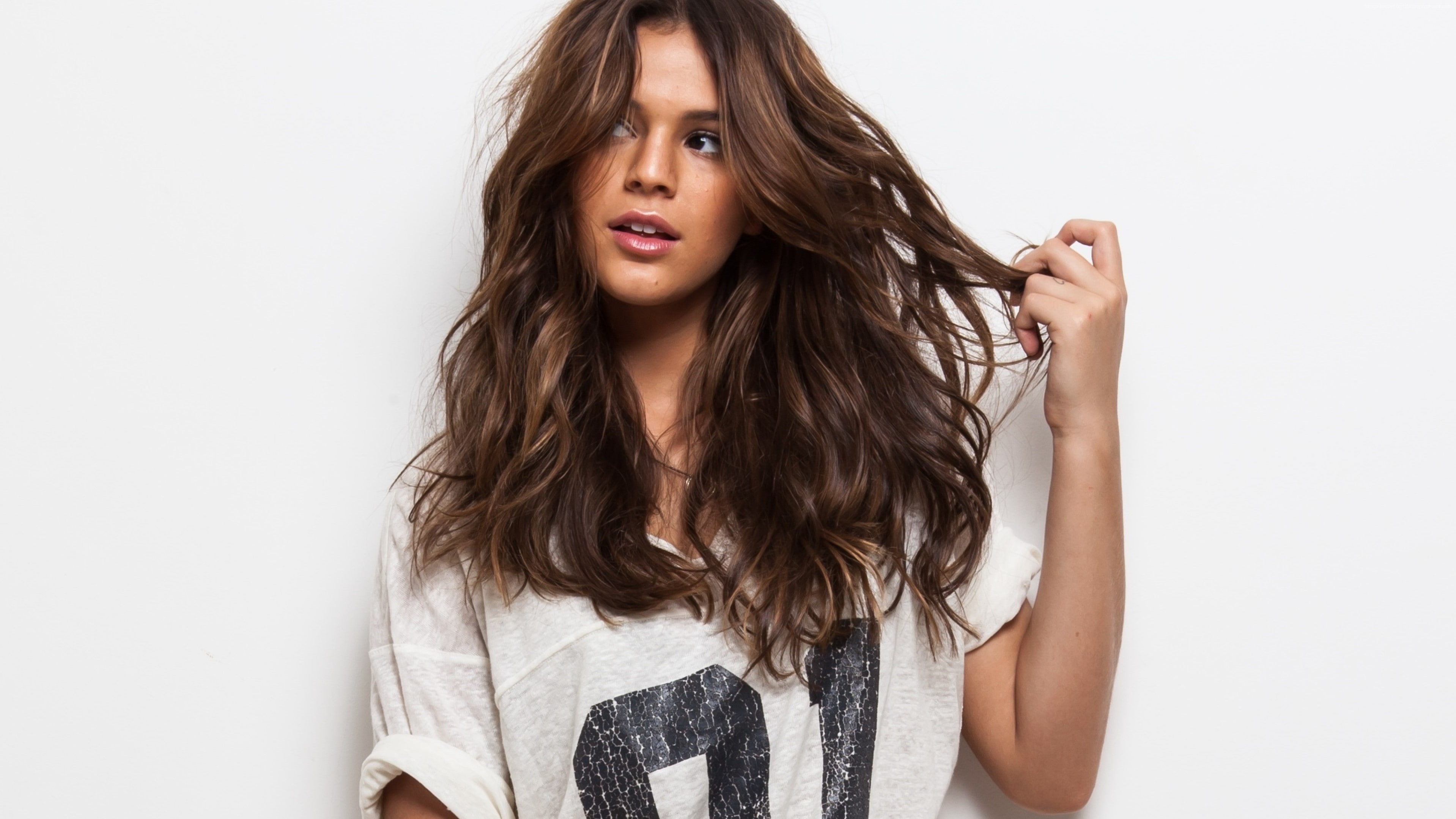 actress green t shirt Bruna Marquezine brunette television personality 2k