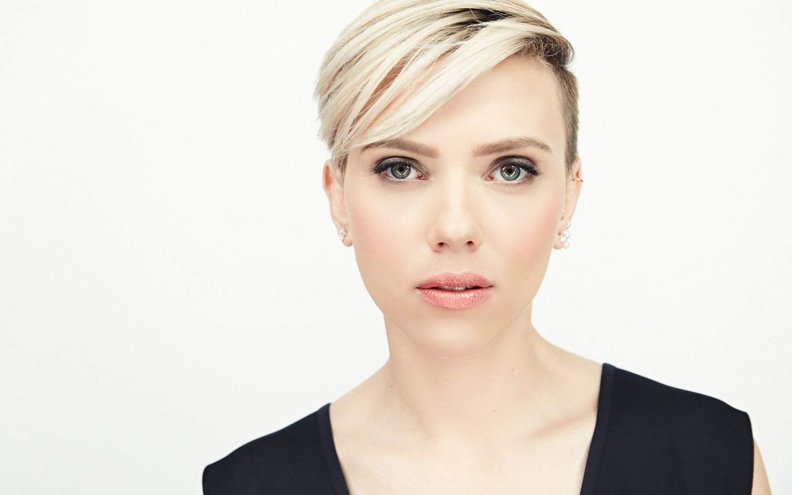 actress Scarlett Johansson portrait beauty looking at camera 2k