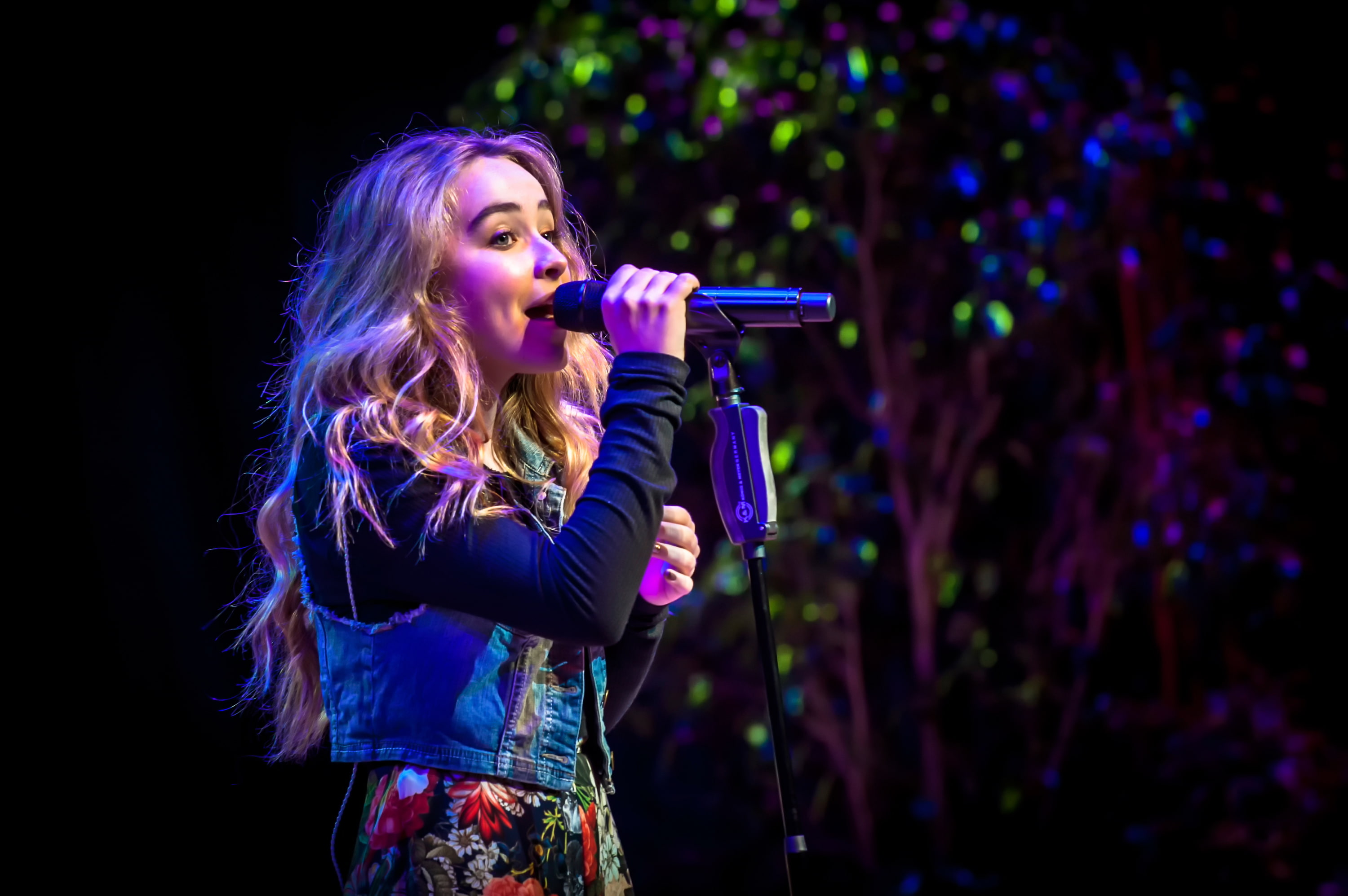 actress singer The girl conquers the world Sabrina Carpenter 2k