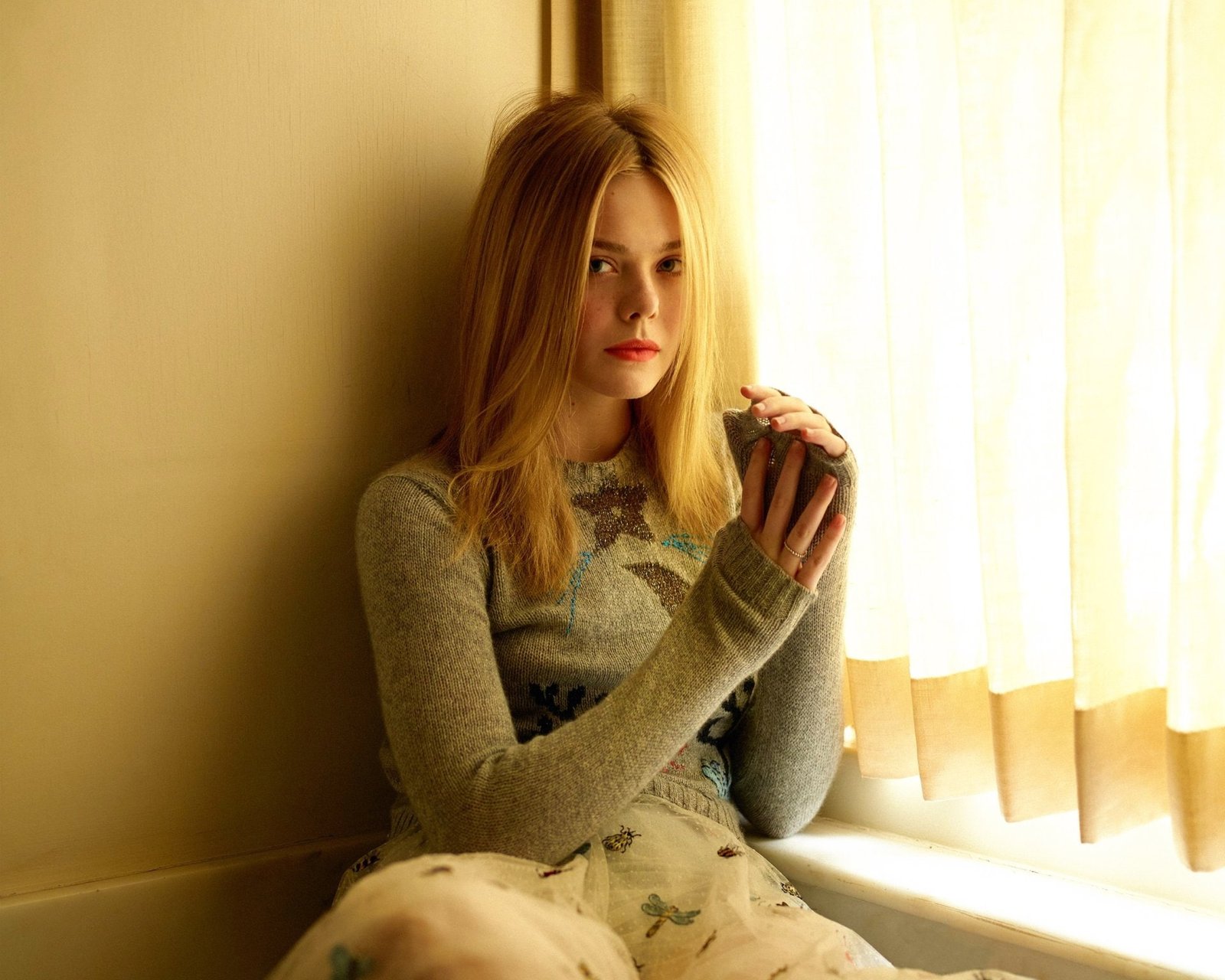 Actresses Elle Fanning American Blonde Green Eyes