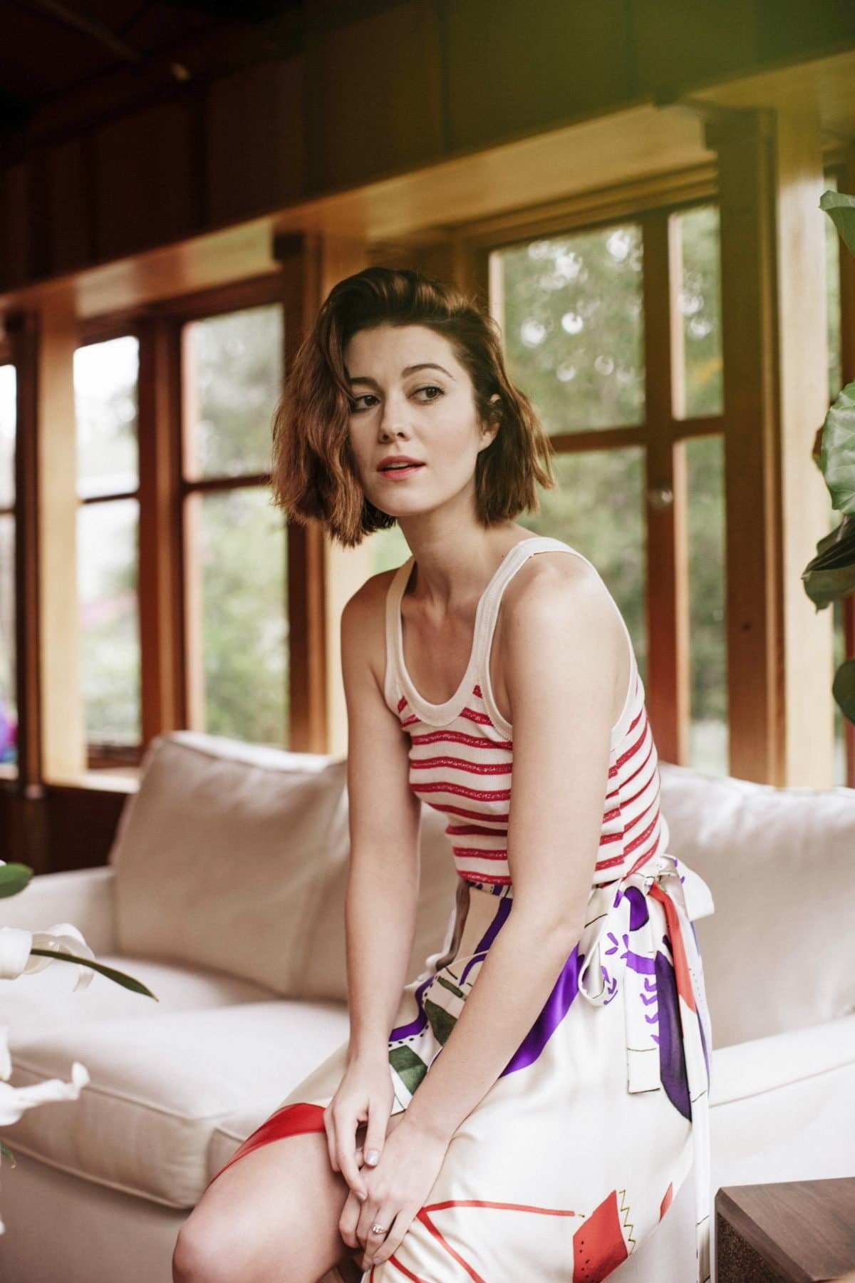actress women Mary Elizabeth Winstead brunette looking away