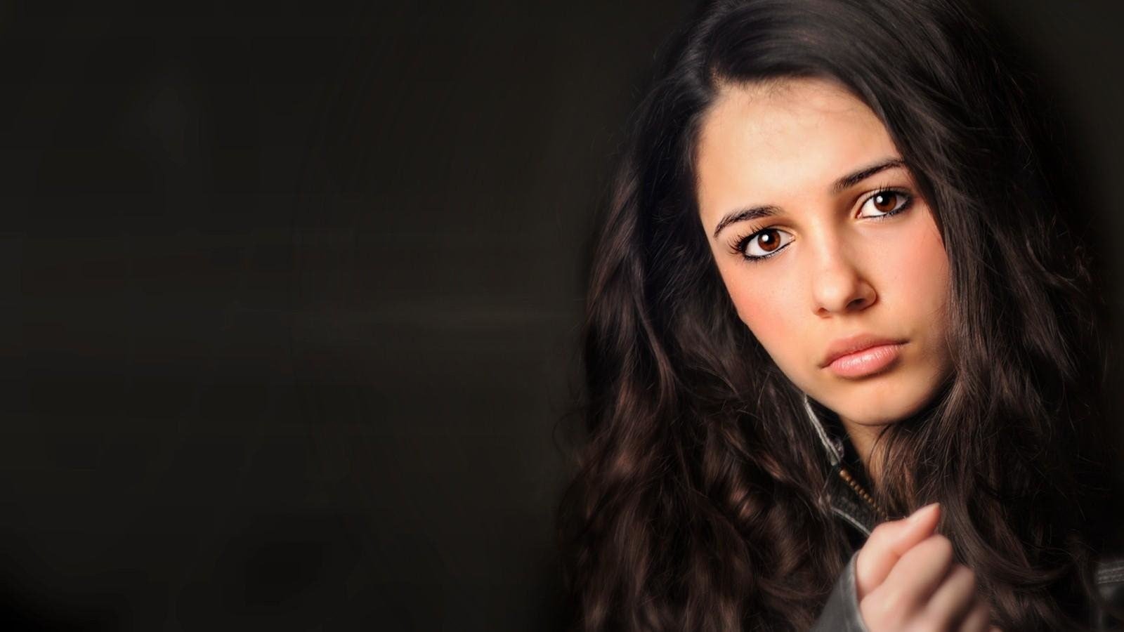 Actresses Naomi Scott Brunette