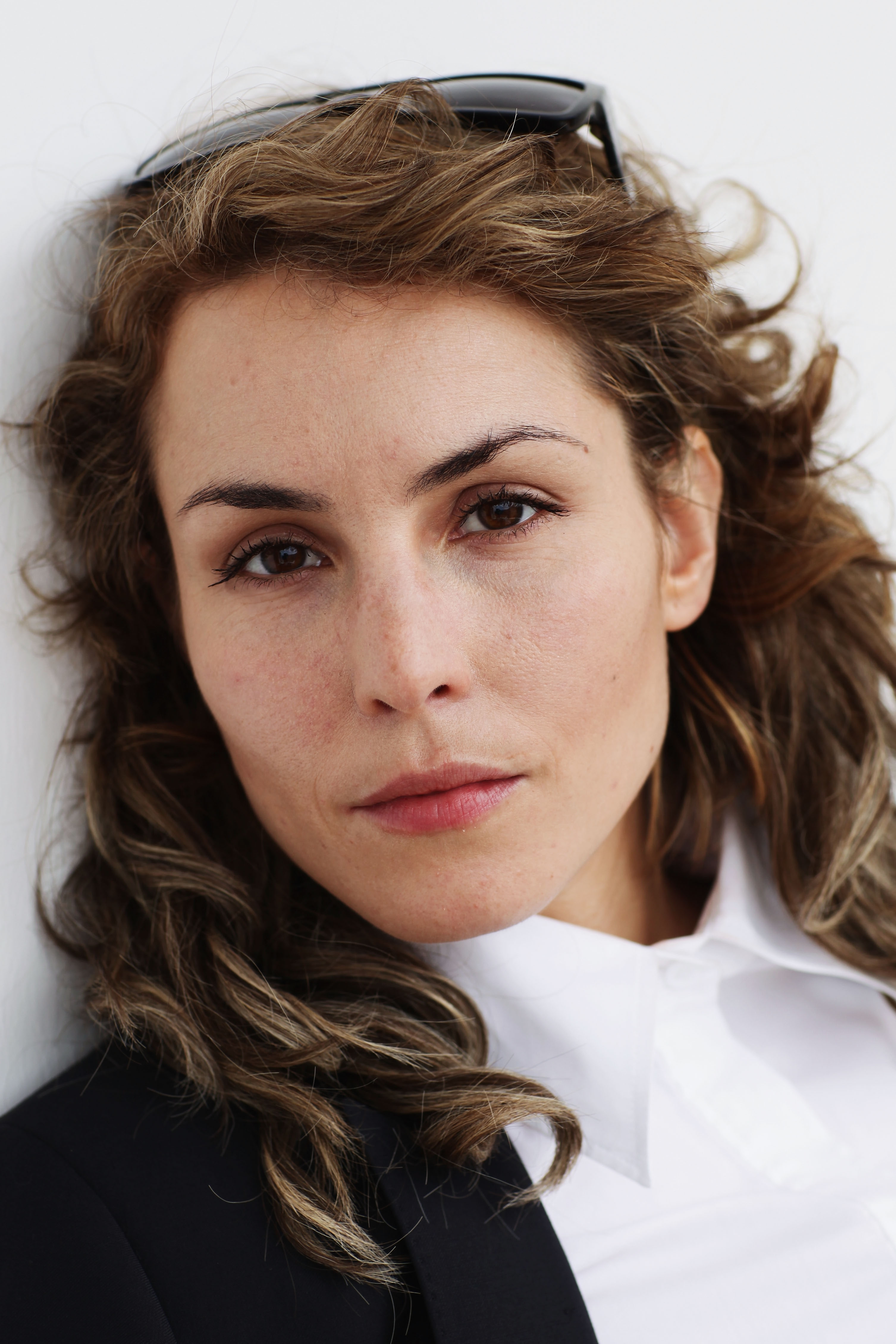 Noomi Rapace actress brunette brown eyes red lipstick sunglasses 2k