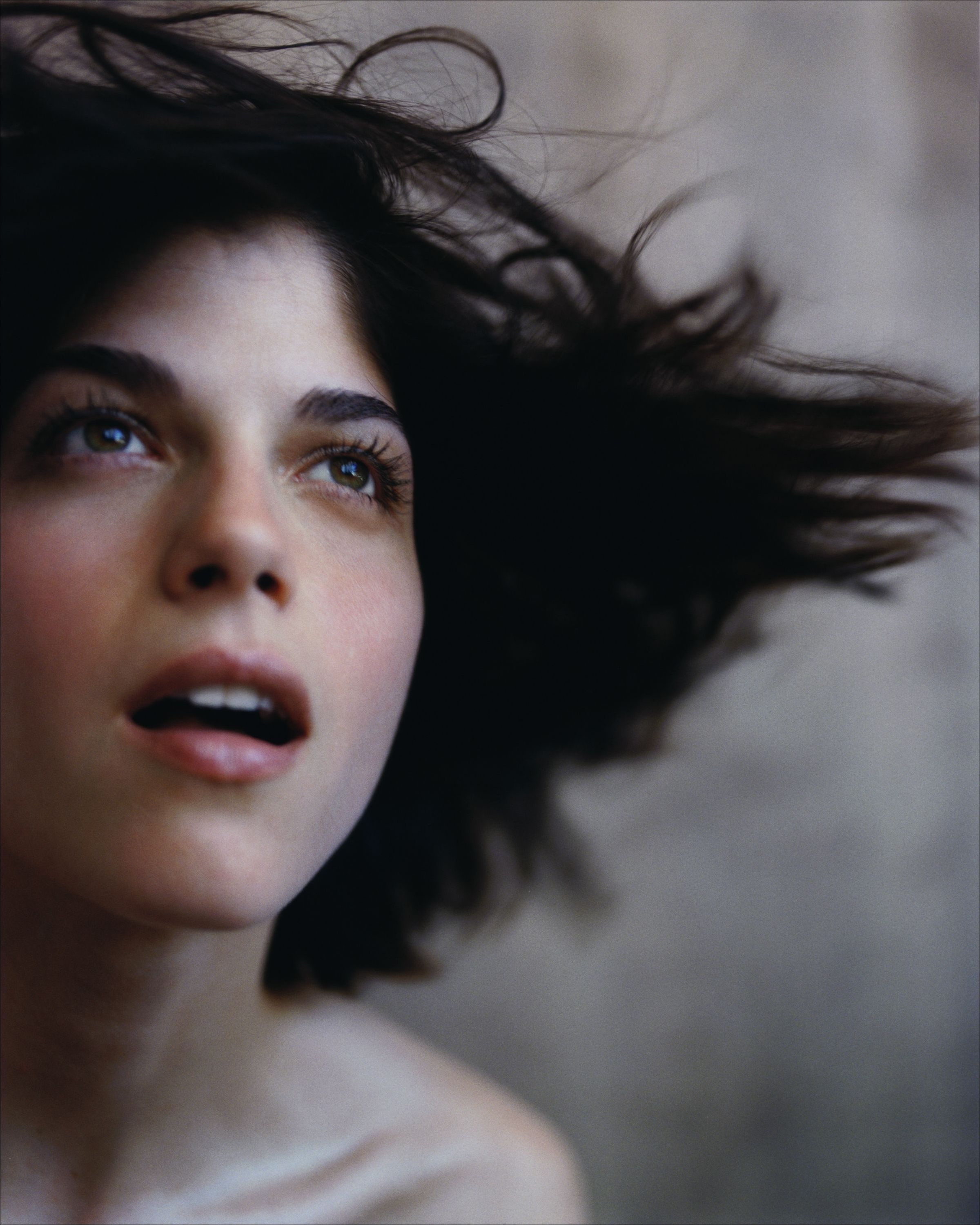 Selma Blair women actress open mouth bare shoulders simple background 2k