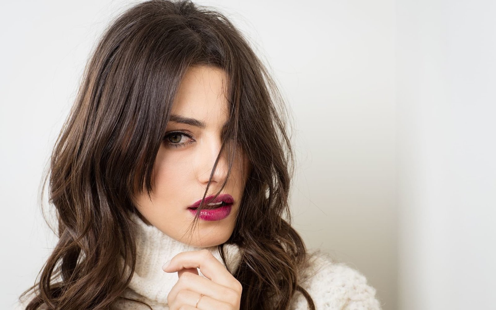 women Phoebe Tonkin actress sweater brunette red lipstick