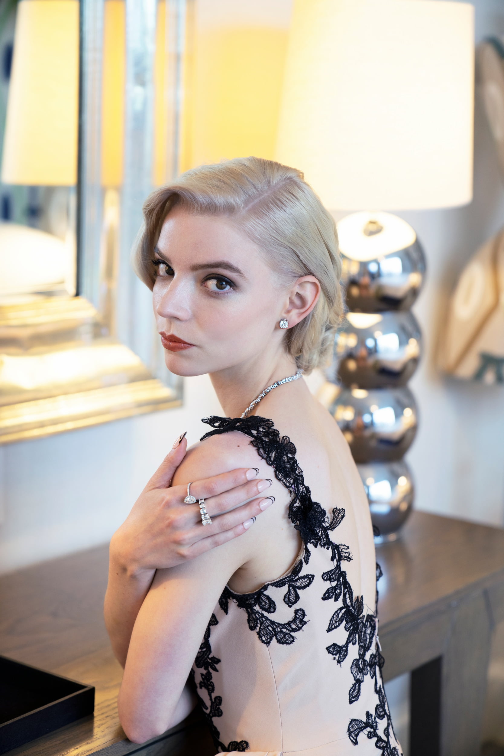 Anya Taylor Joy women actress blonde makeup necklace