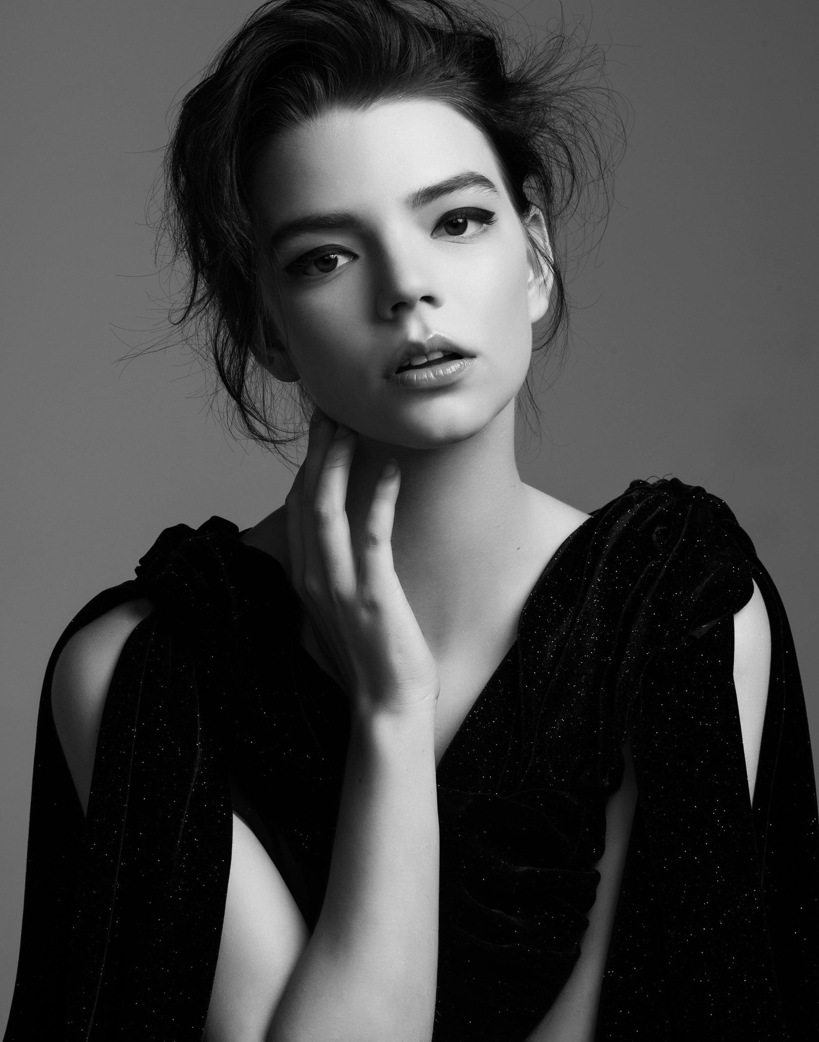 Anya Taylor Joy women actress brunette dark hair simple background 2k