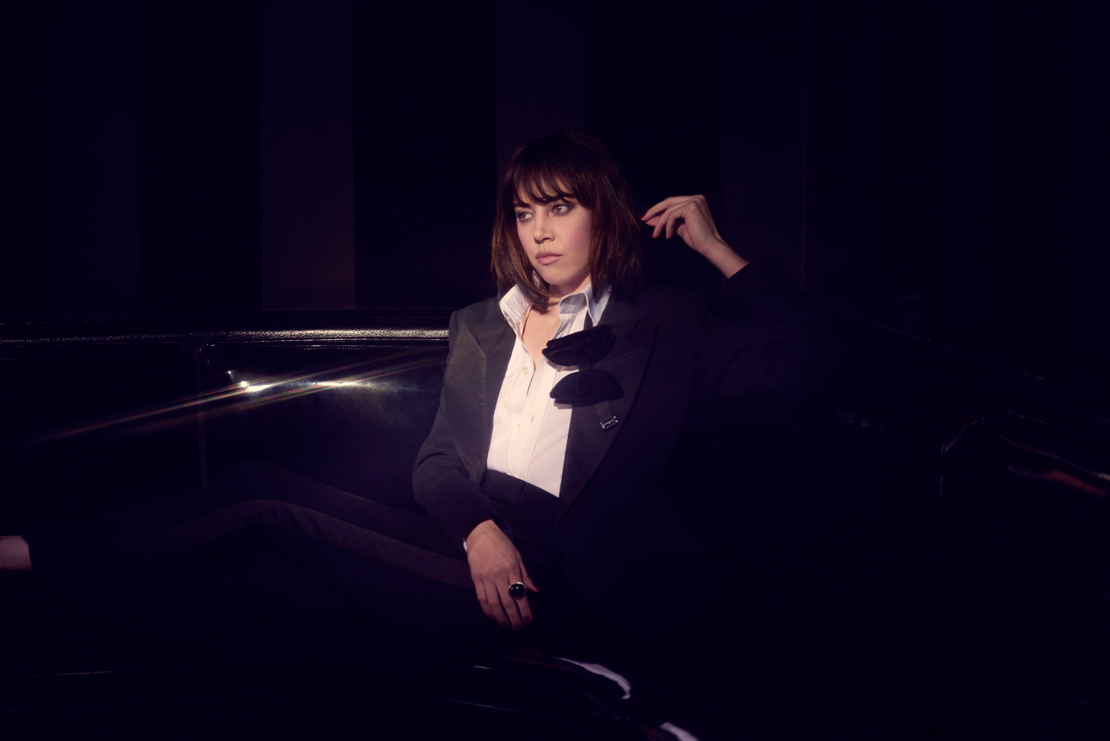 Aubrey Plaza actress women one person young adult car 2k