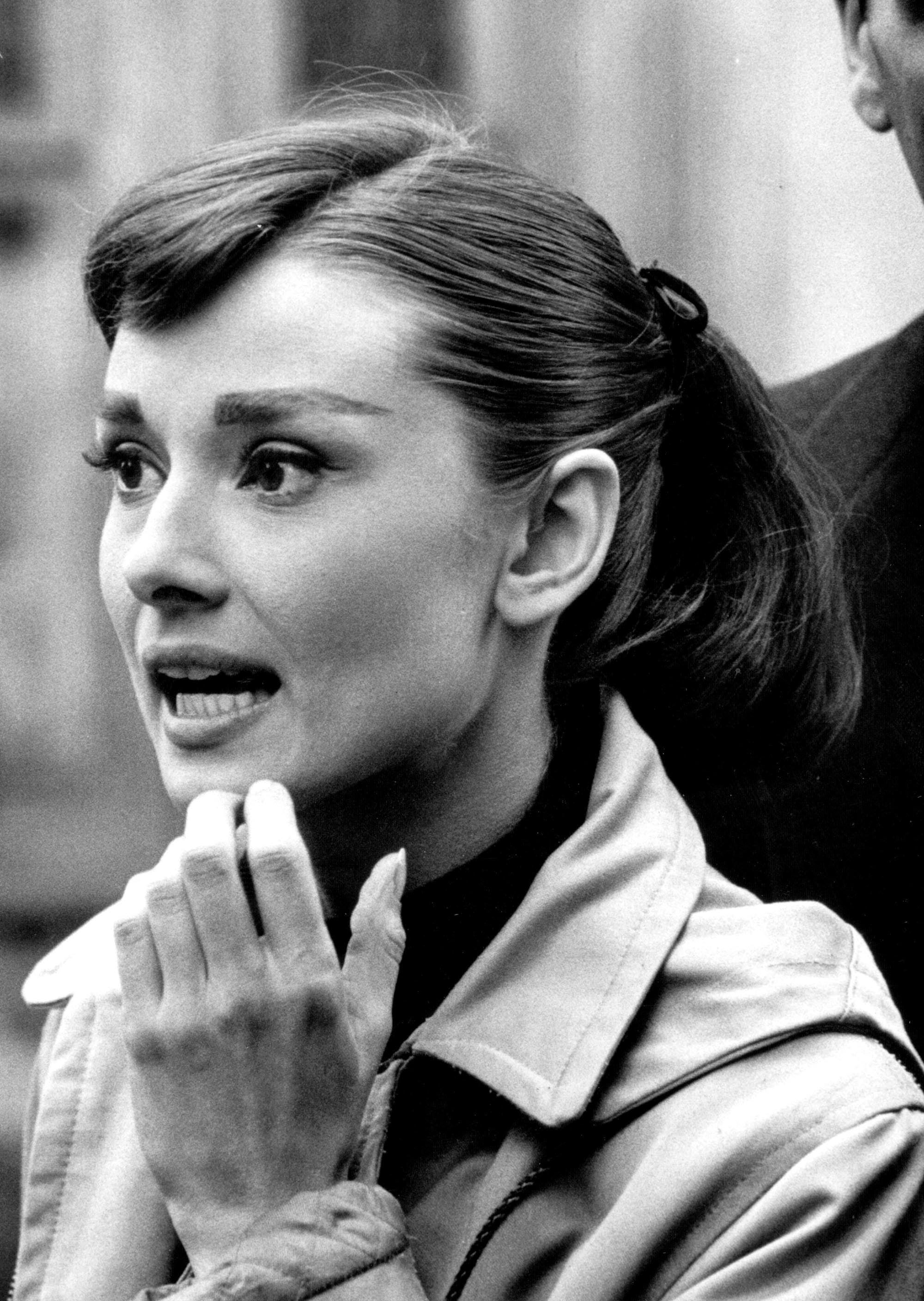 Audrey Hepburn monochrome women actress portrait headshot 2k