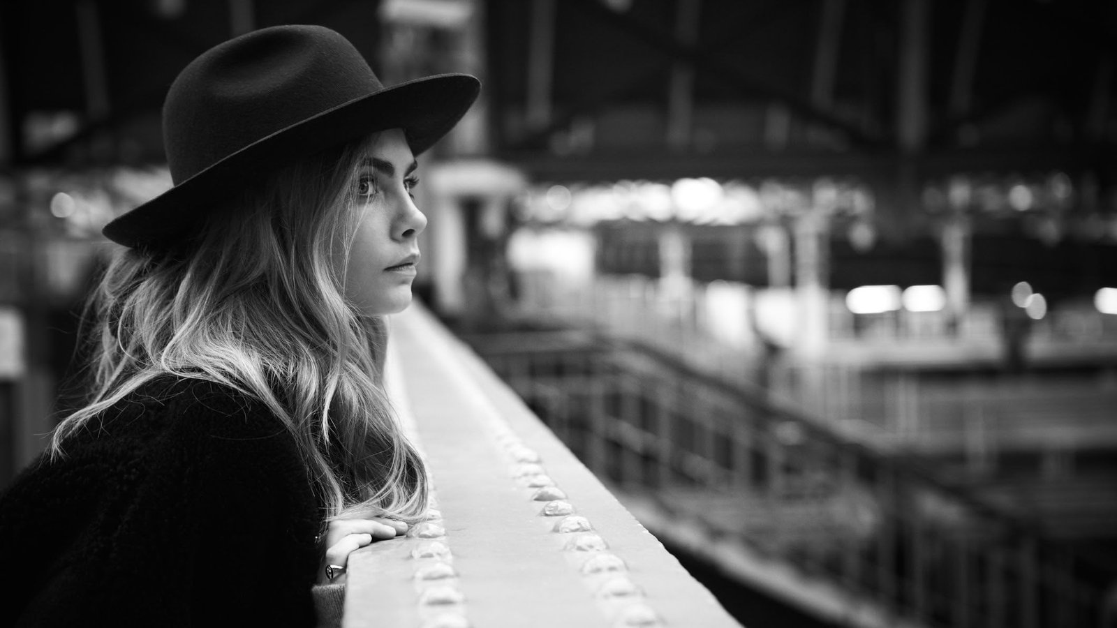 Cara Delevingne monochrome model actress hat blonde women 2k