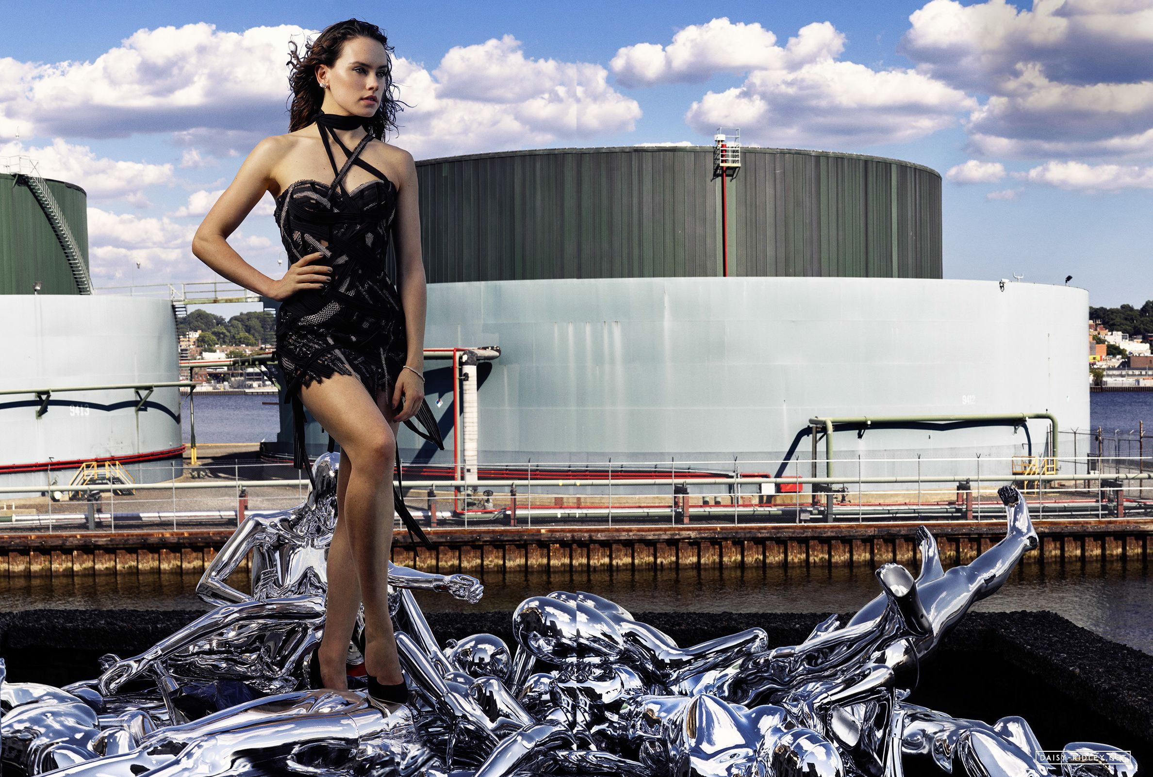 Daisy Ridley actress brunette green eyes black dress statue 2k