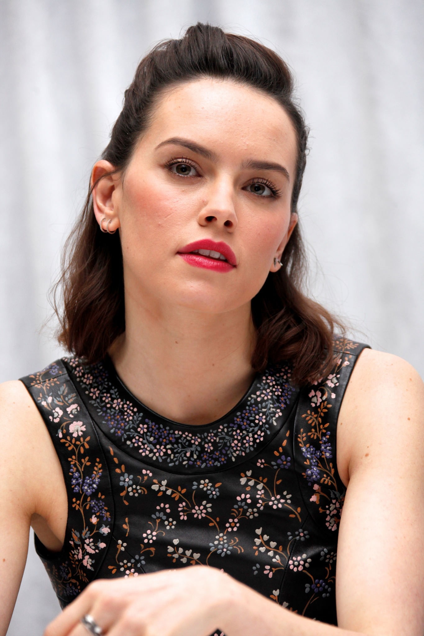Daisy Ridley women actress brunette portrait beauty looking at camera