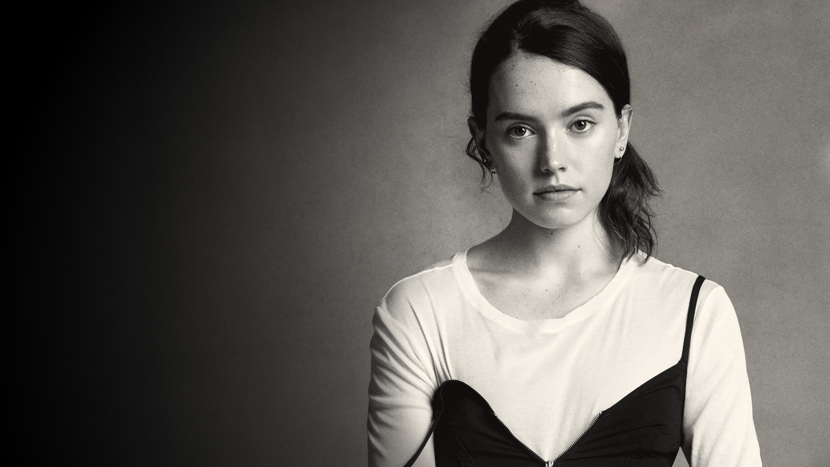 Daisy Ridley women actress portrait front view one person 2k