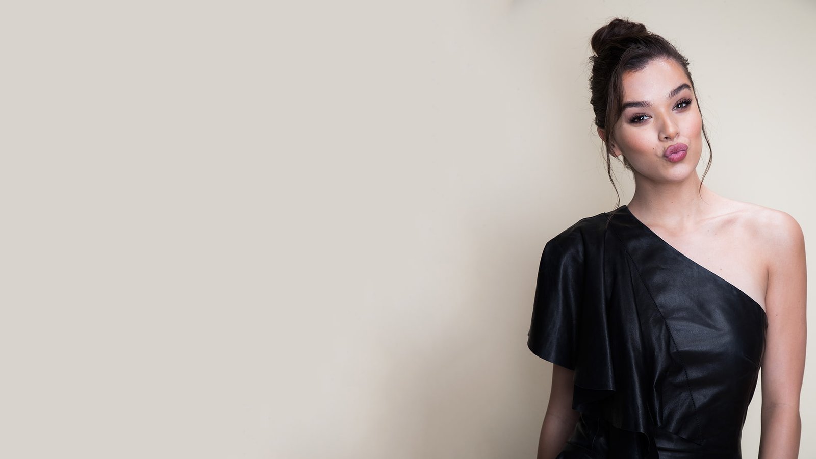 celebrity Hailee Steinfeld brunette black clothing women