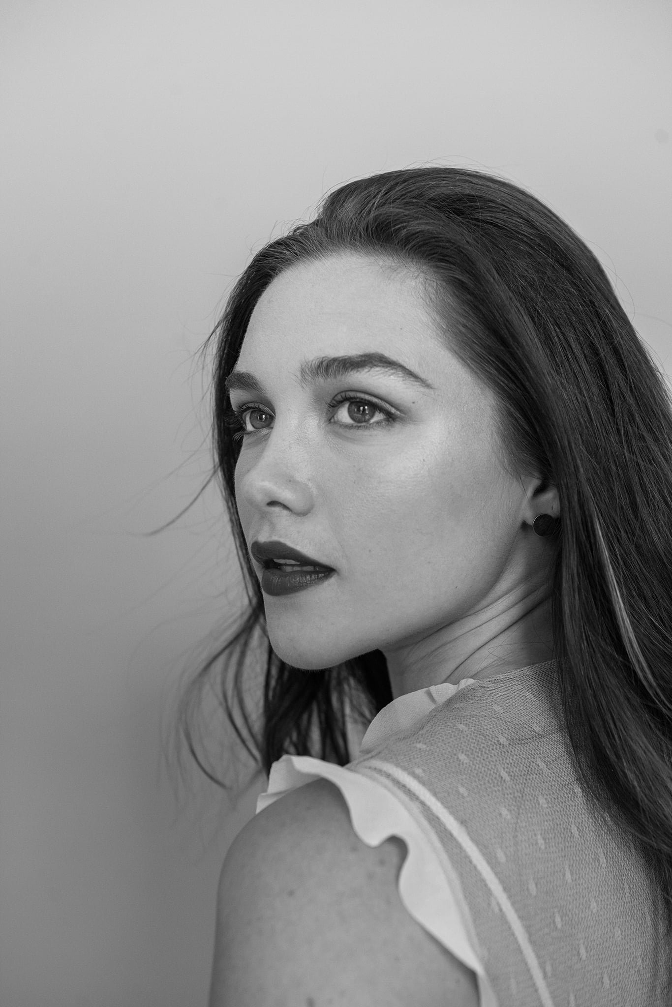 Florence Pugh women actress monochrome brunette long hair