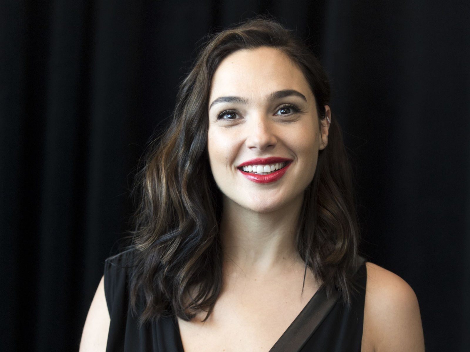 Gal Gadot actress women lipstick smiling happy 2k