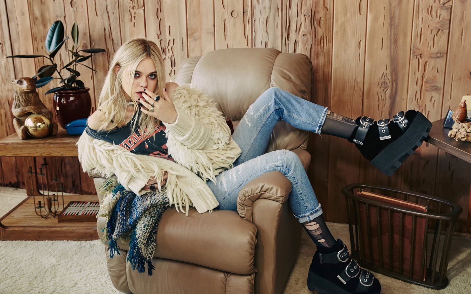 Elle Fanning actress looking at viewer blond hair one person