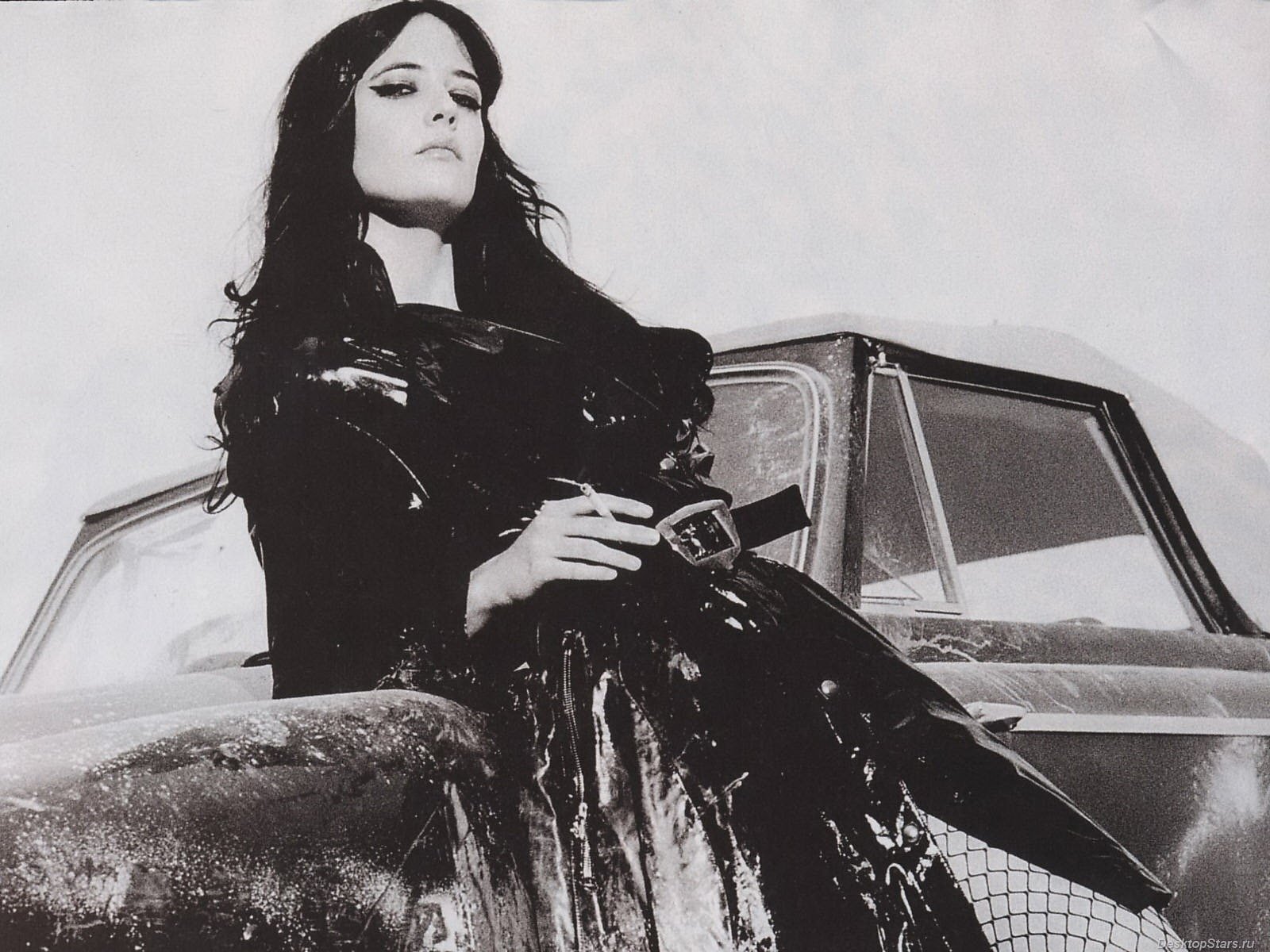 Eva Green actress monochrome celebrity car one person