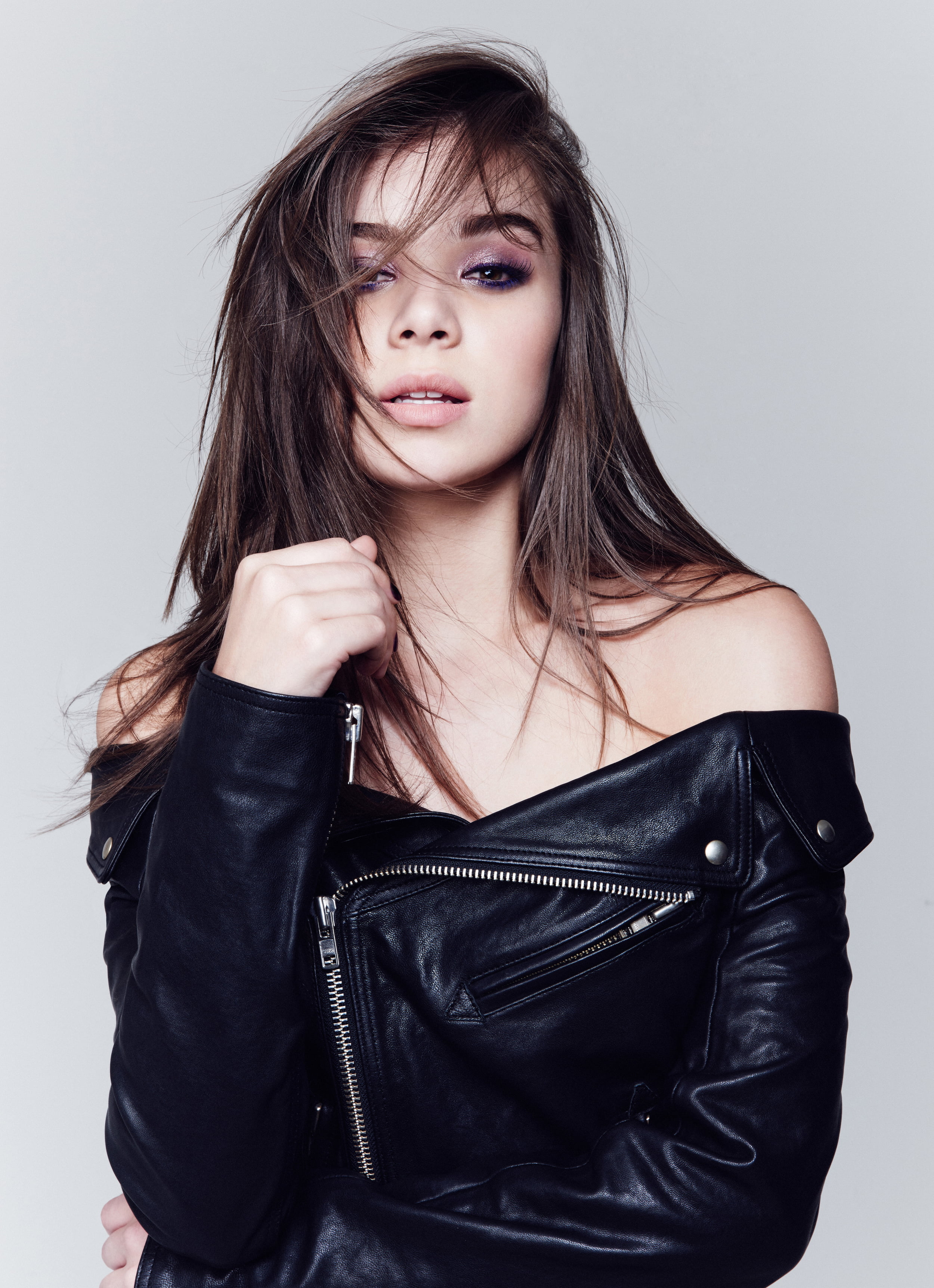 Hailee Steinfeld women singer actress brunette long hair 2k