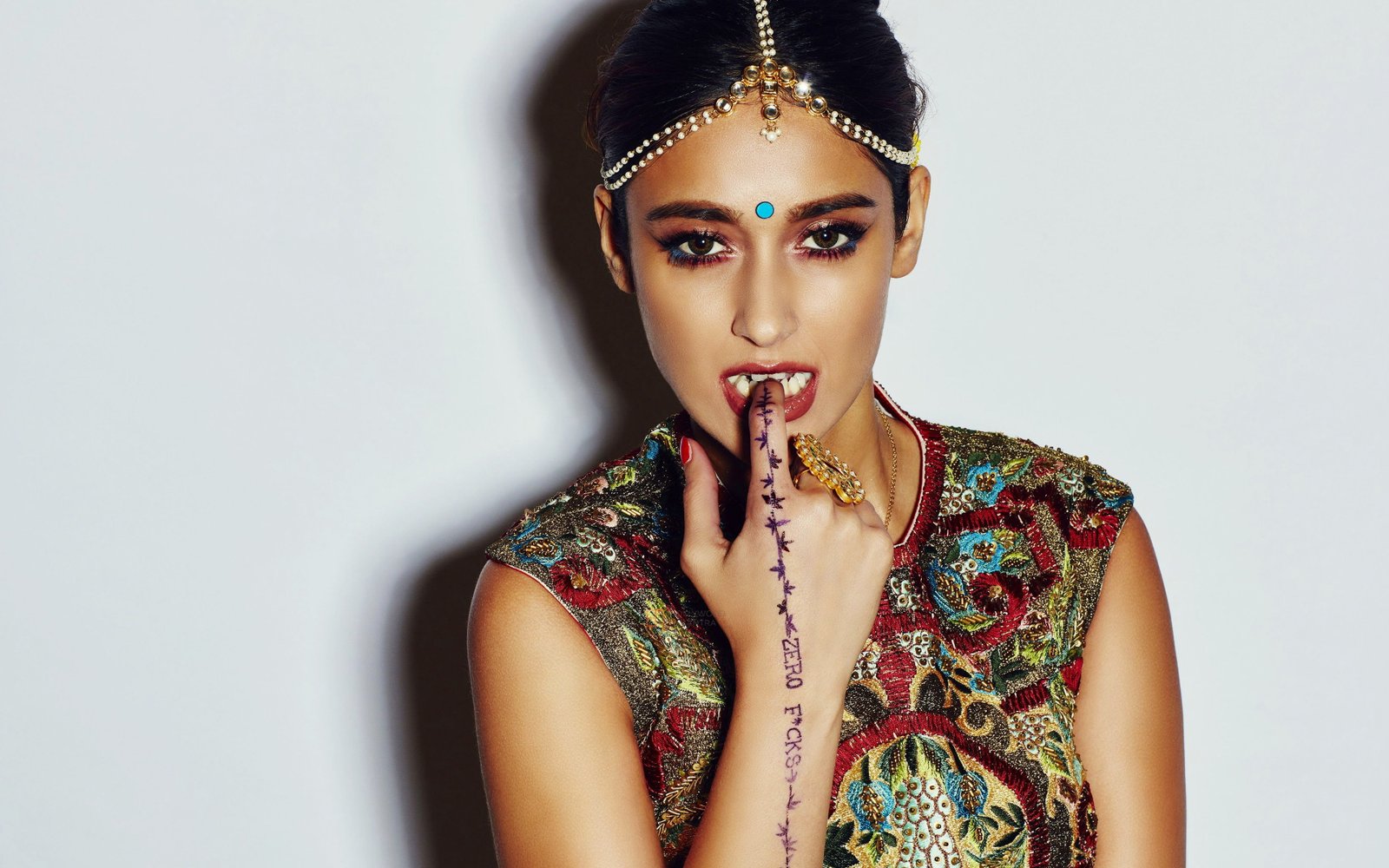 Ileana Dcruz women's gold colored ring Female Celebrities 2k