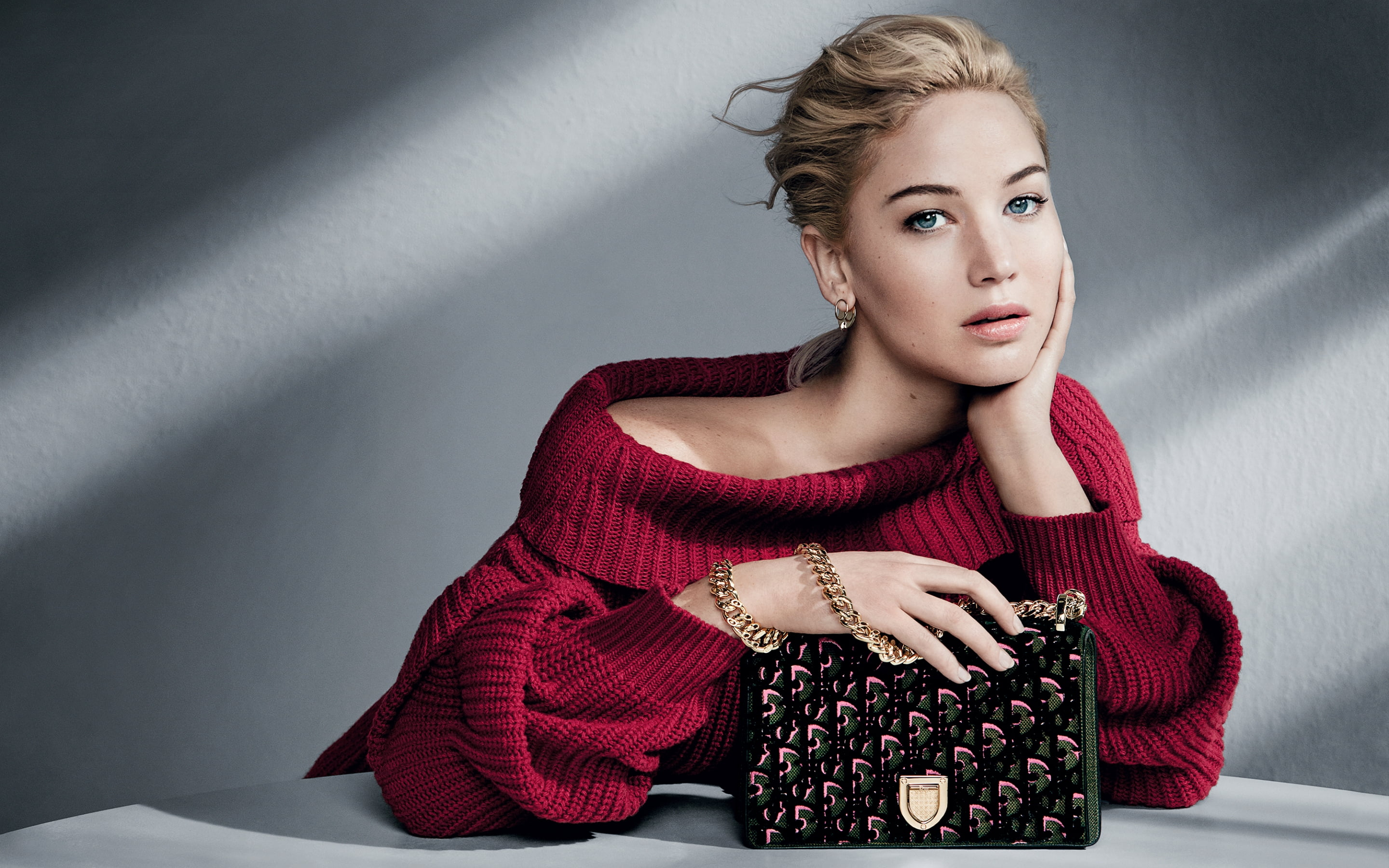 Jennifer Lawrence Dior holding lack crossbody bag 2k