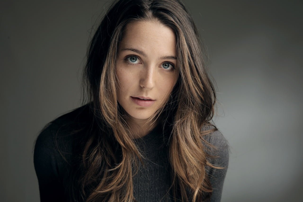 Jessica Rothe women actress blue eyes long hair face simple background