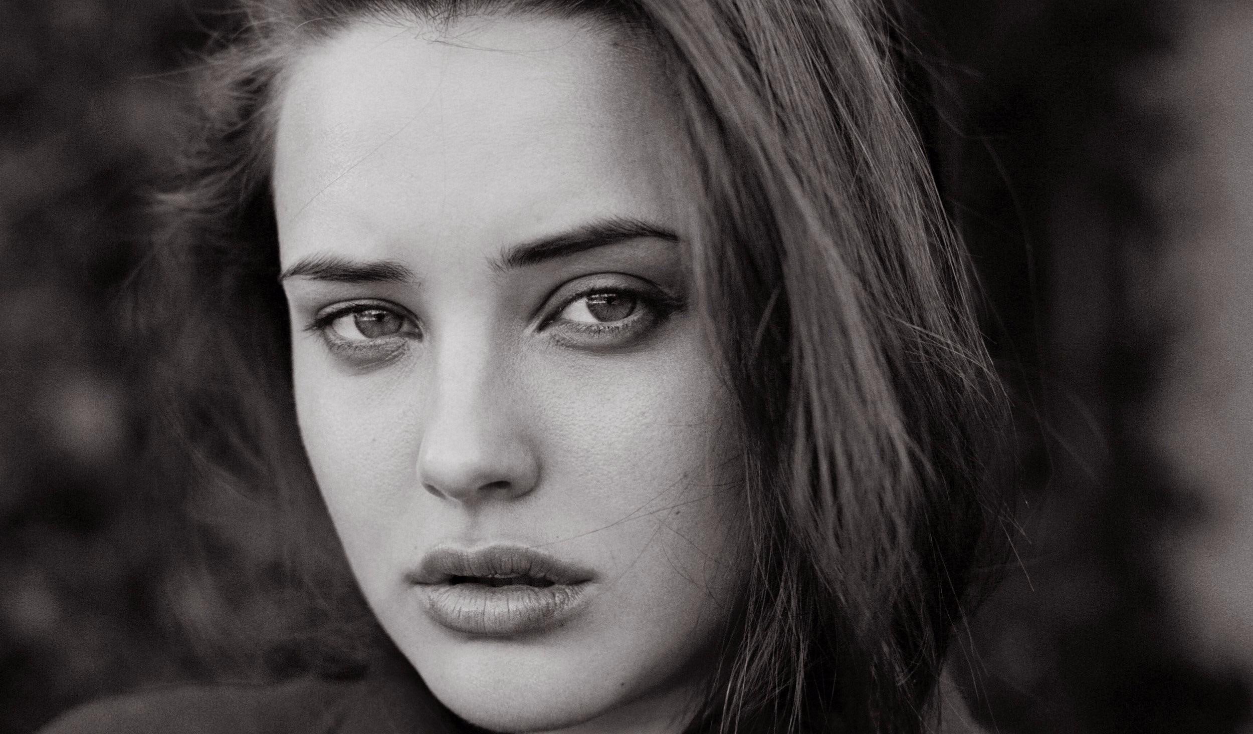 Katherine Langford Actress Monochrome 2k