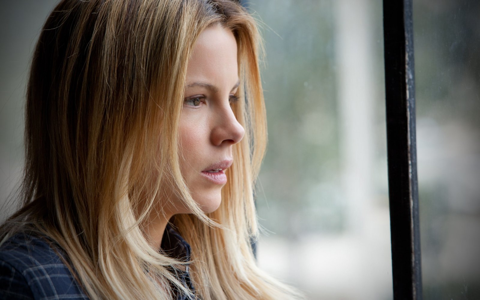 Kate Beckinsale Serious blonde celebrity actress celebs cool girl 2k