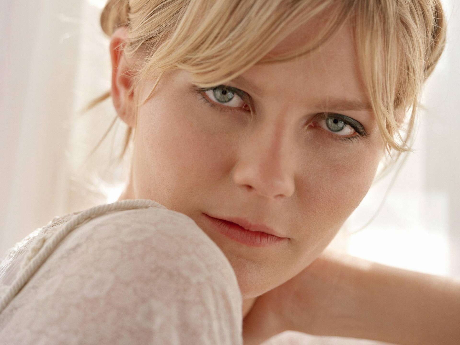 Kirsten Dunst actress women blond hair portrait